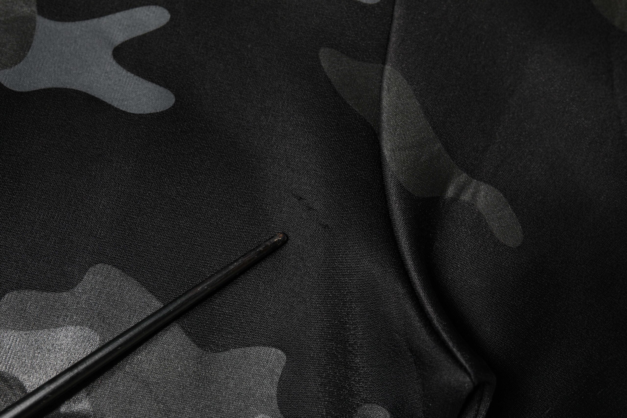 Sweatshirt noir à motif camouflage rond, de la marque Dolce & Gabbana, en coton confortable et stylé pour homme.
