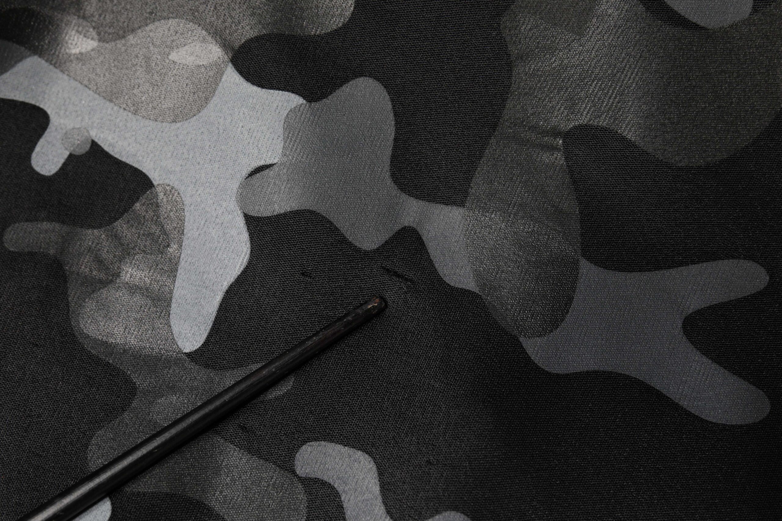 Sweatshirt Dolce & Gabbana noir avec motif camouflage rond, pull en coton à col rond et style décontracté.