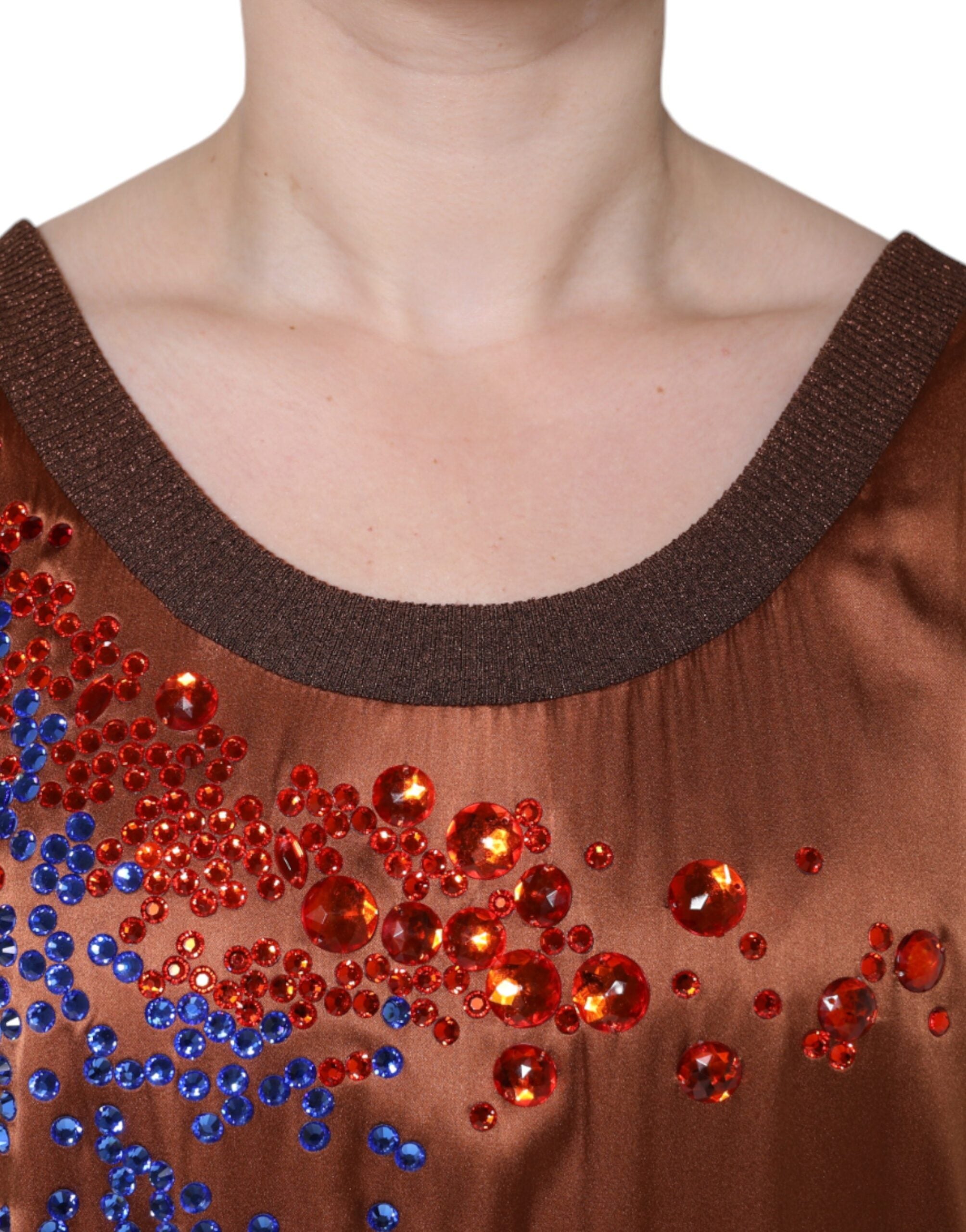 Débardeur sans manches Dolce & Gabbana brun avec cristaux ornés, tissu élégant et détails brillants visibles sur l'image.