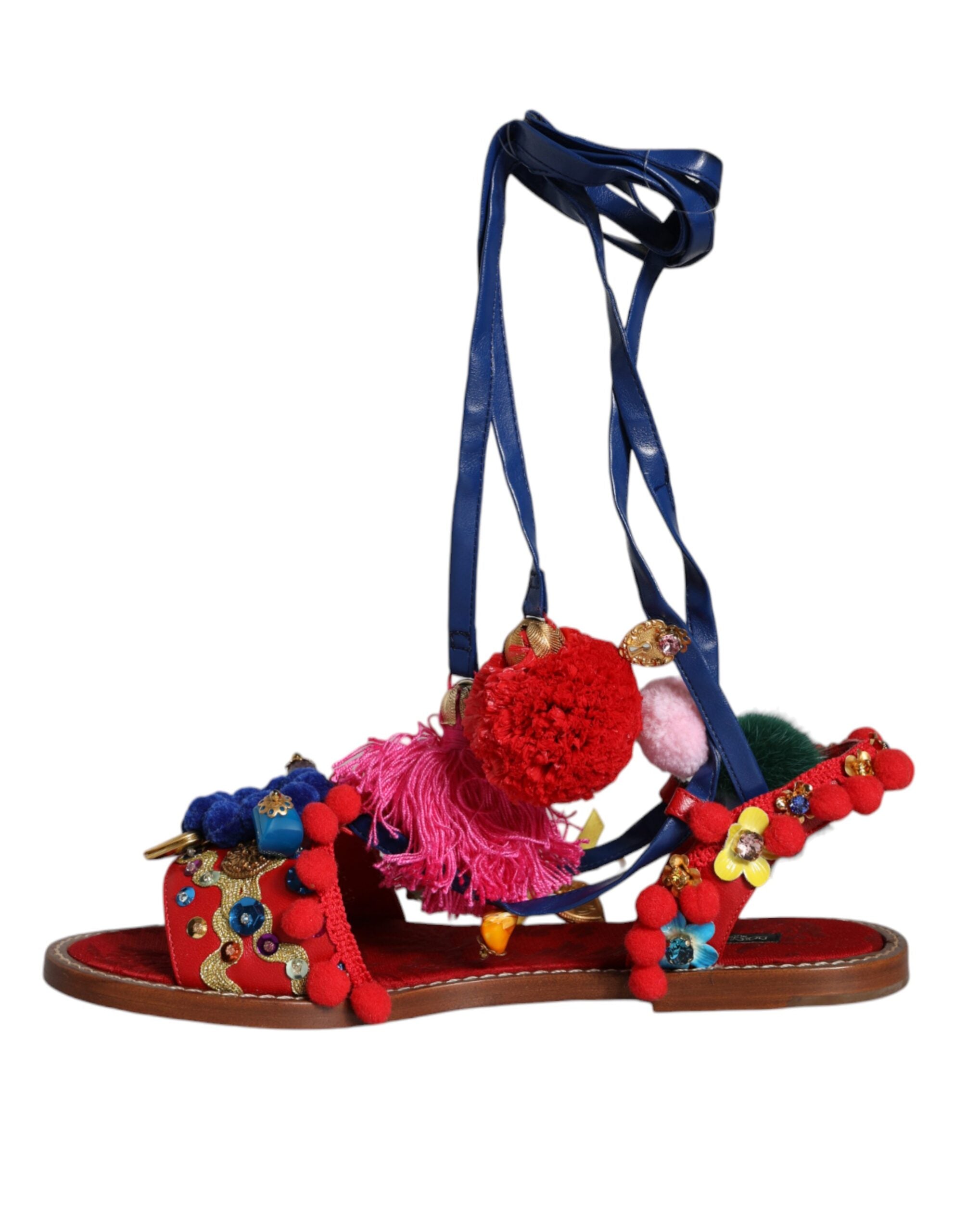 Sandales Dolce & Gabbana à pompons multicolores et fourrure, mode élégante pour femmes, vue de face.