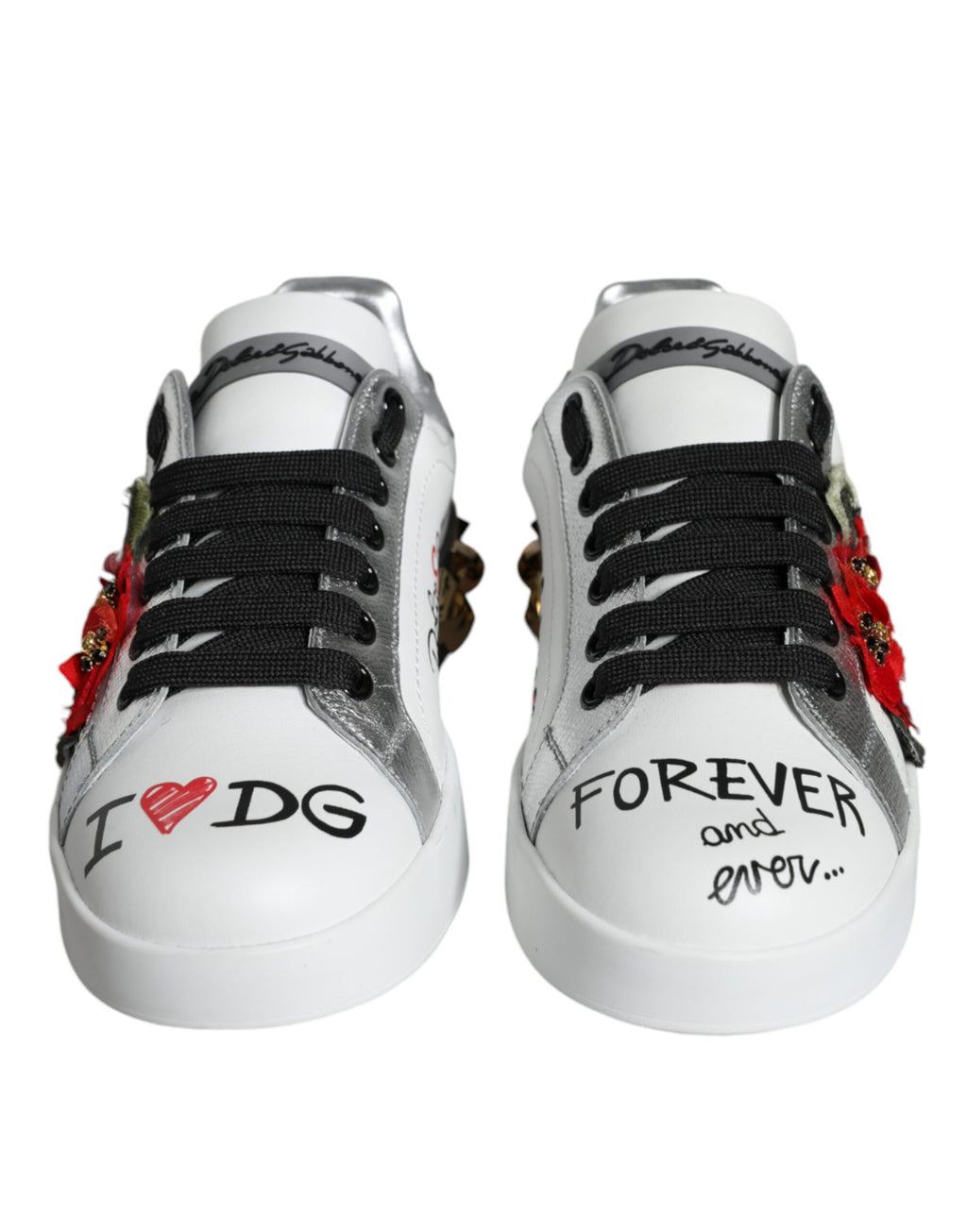 Chaussures sneakers blanches en cuir Dolce & Gabbana avec fleurs brodées et clous, vue de face.