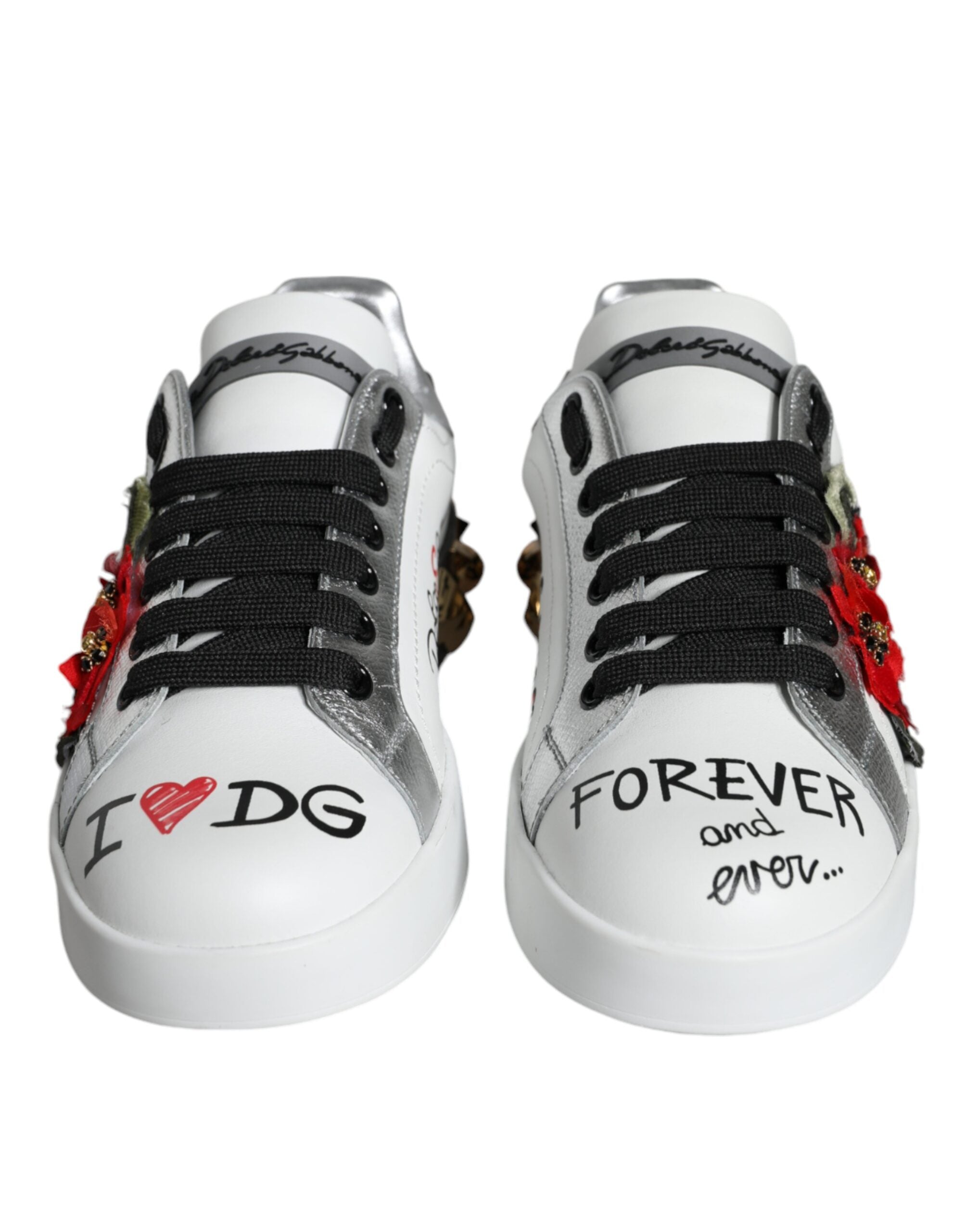 Chaussures sneakers blanches en cuir Dolce & Gabbana avec fleurs brodées et clous, vue de face.