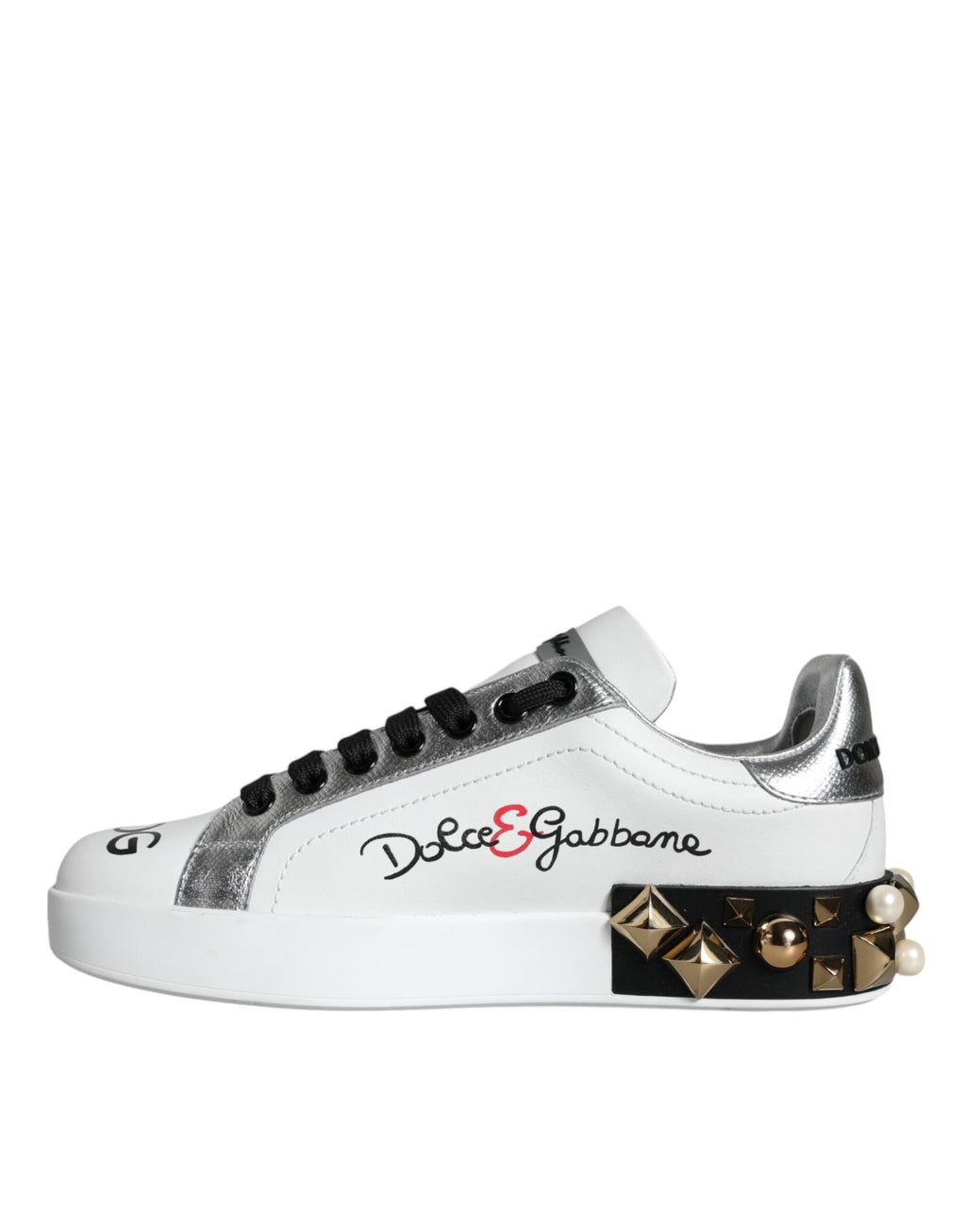 Chaussures sneakers blanches en cuir Dolce & Gabbana avec fleurs brodées et clous, vue de face.