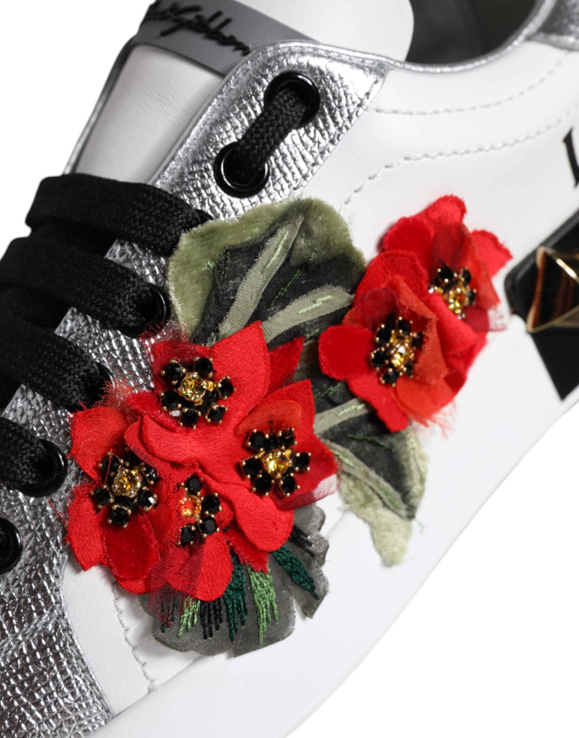 Chaussures sneakers blanches en cuir Dolce & Gabbana avec broderies florales et clous décoratifs, vue de face.