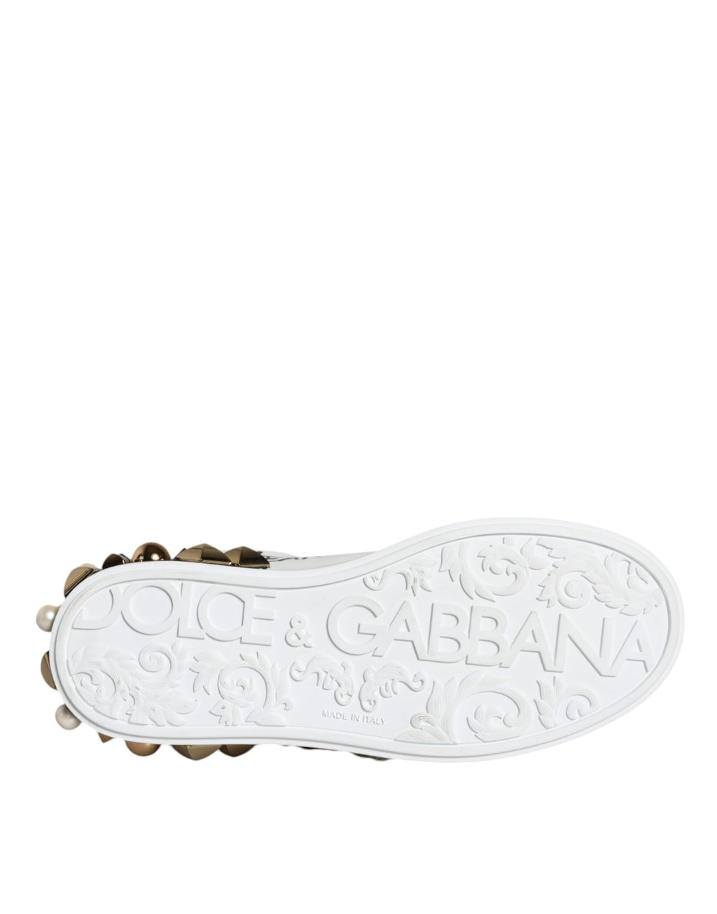 Chaussures sneakers blanches en cuir Dolce & Gabbana avec fleurs brodées et studs, vue de face sur fond blanc.