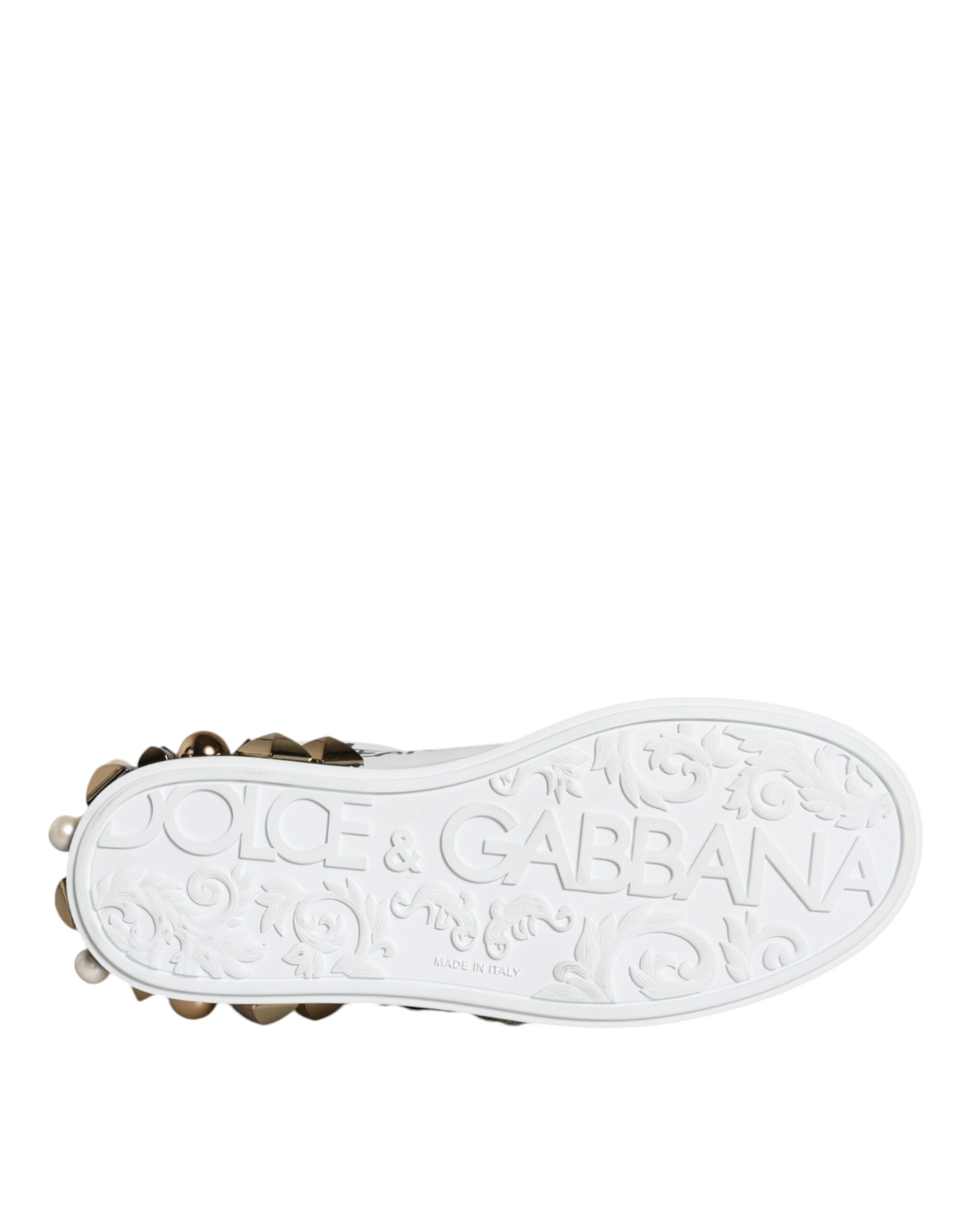 Chaussures sneakers blanches en cuir Dolce & Gabbana avec fleurs brodées et studs, vue de face sur fond blanc.
