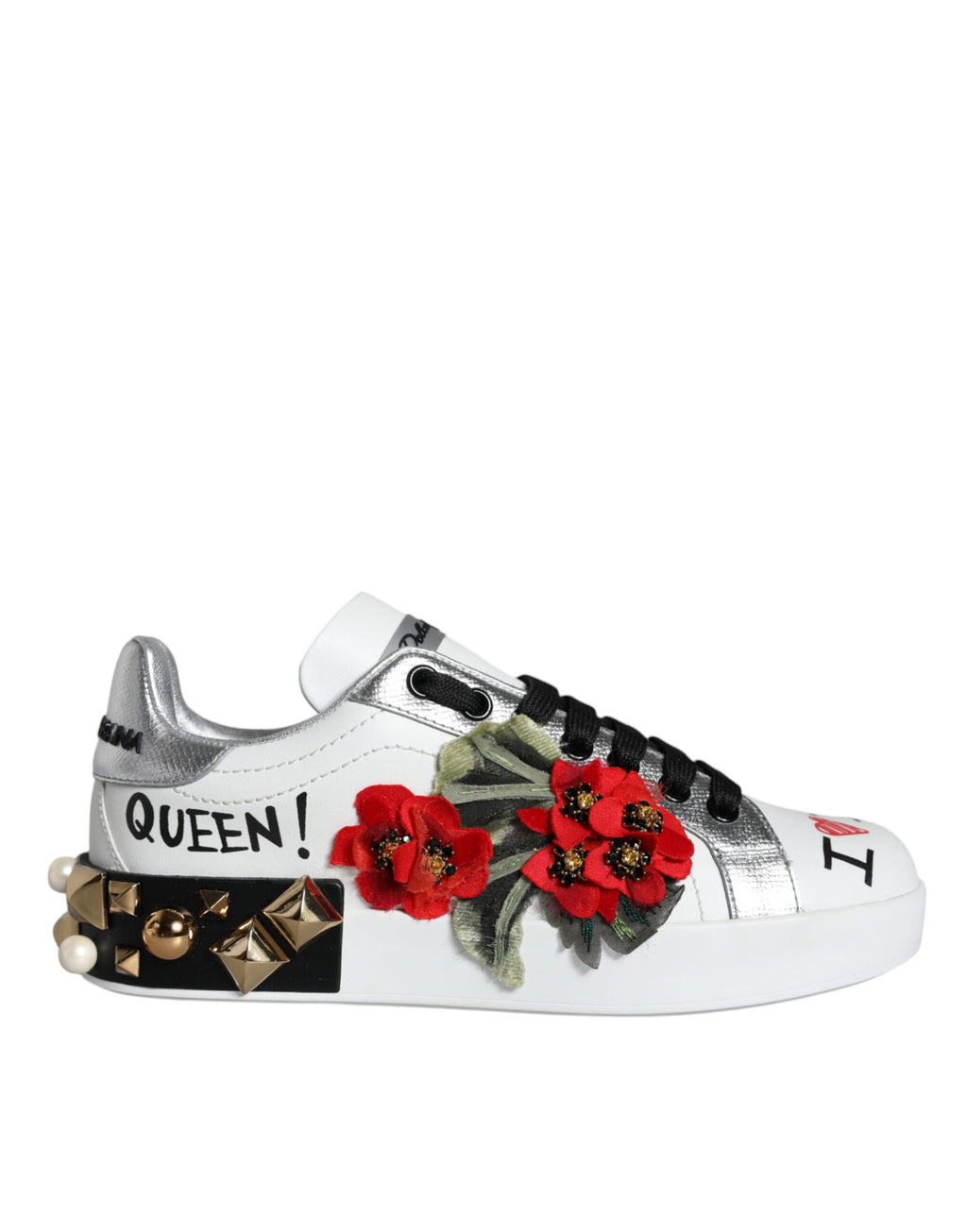 Chaussures sneakers blanches en cuir Dolce & Gabbana avec fleurs brodées et clous, vues de face.