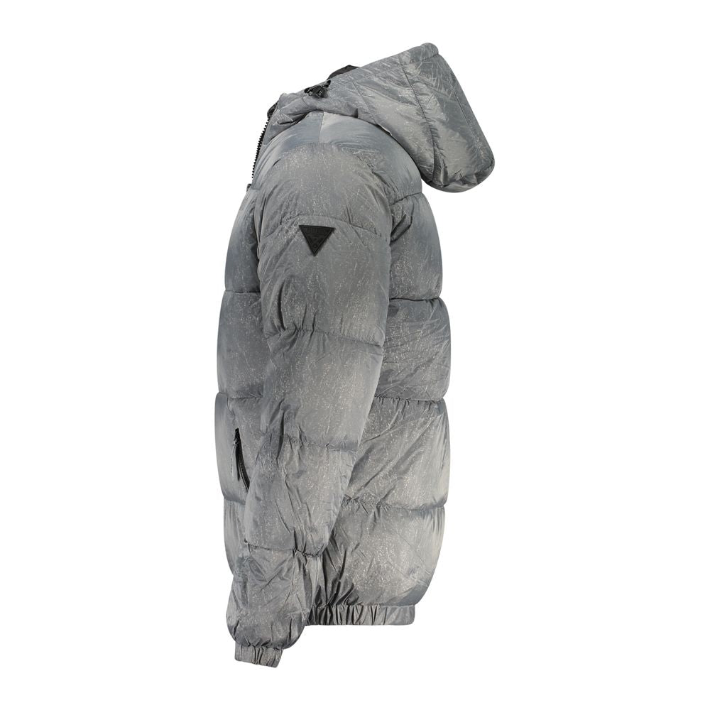 Veste en polyamide grise de Guess Jeans, style décontracté avec fermeture éclair et poches latérales, vue de face.