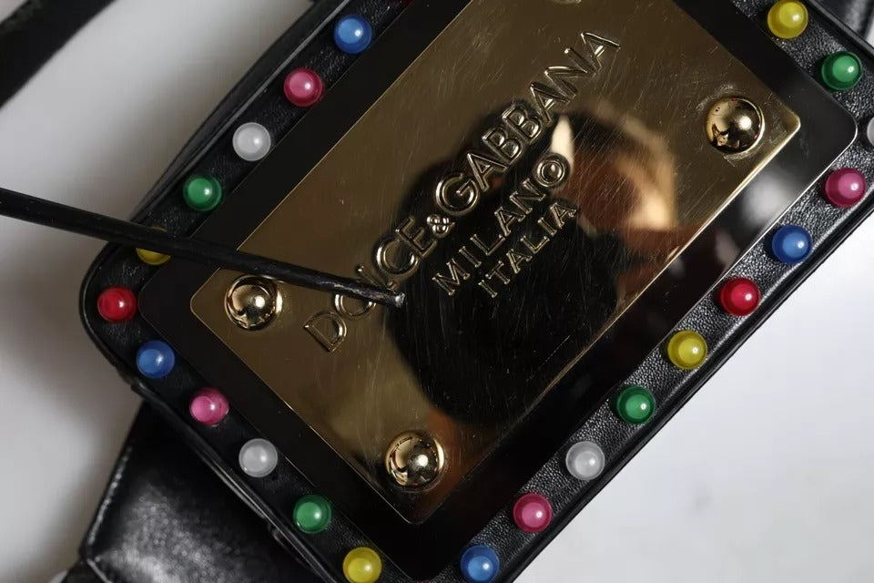 Ceinture en cuir noir Dolce & Gabbana avec logo LED, portant une banane de taille à la taille, style mode et luxe.