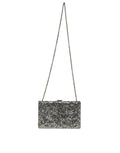 Sac clutch Dolce & Gabbana argenté à sequins pour soirée, porté en bandoulière, élégant et brillant.