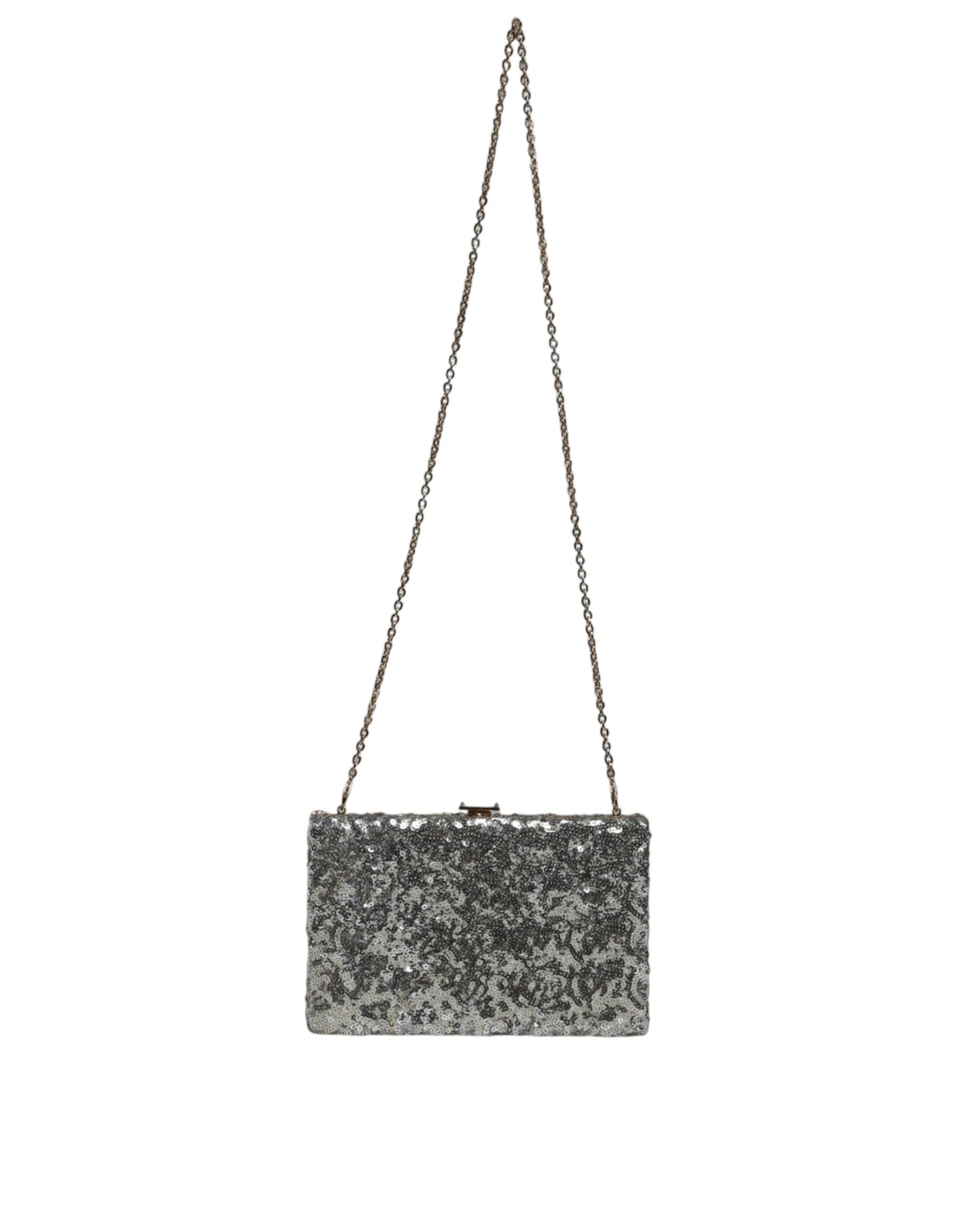Sac clutch Dolce & Gabbana argenté à sequins pour soirée, porté en bandoulière, élégant et brillant.