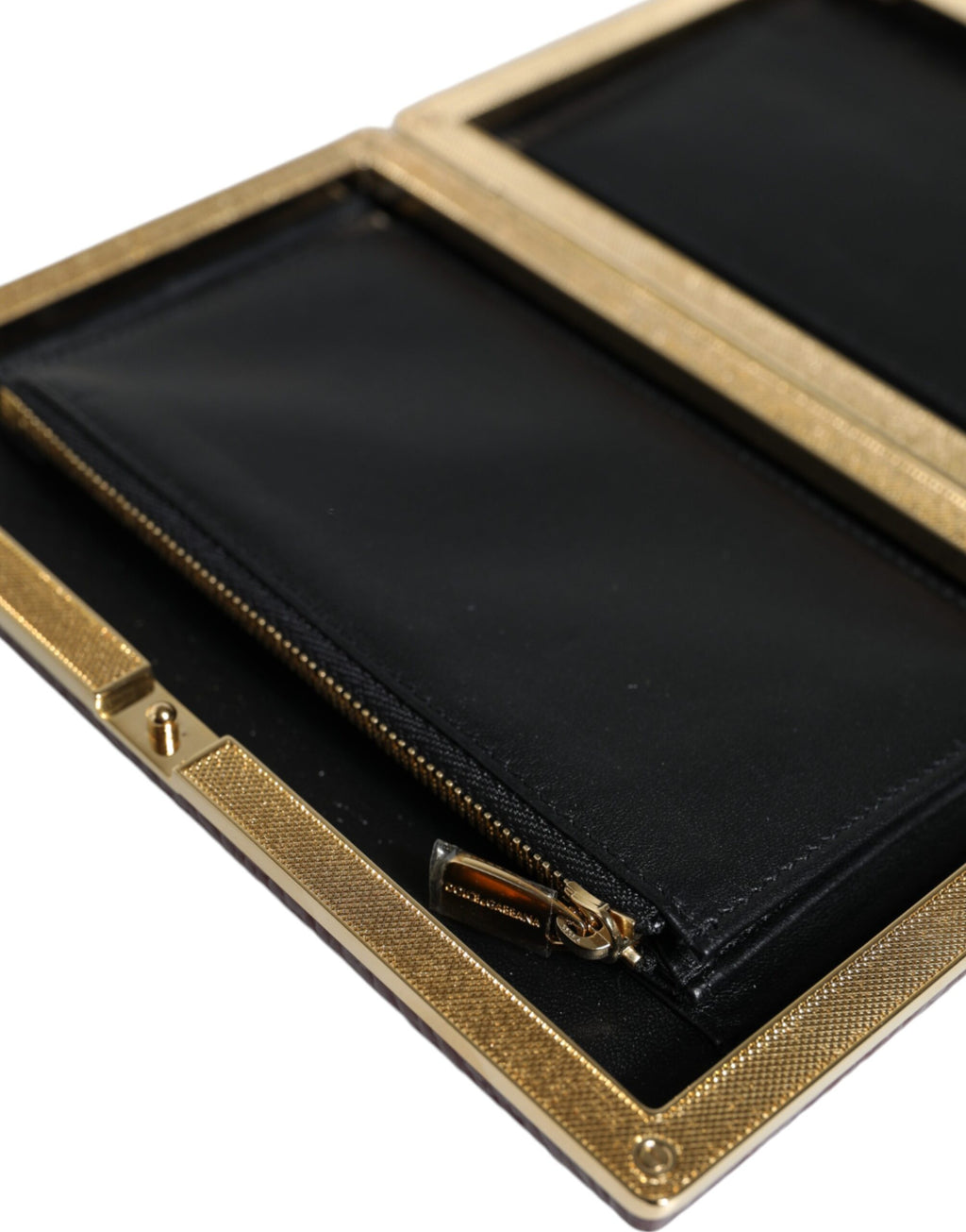 Sac clutch en cuir bordeaux Dolce & Gabbana, pochette de soirée croisée élégante avec détails modernes.