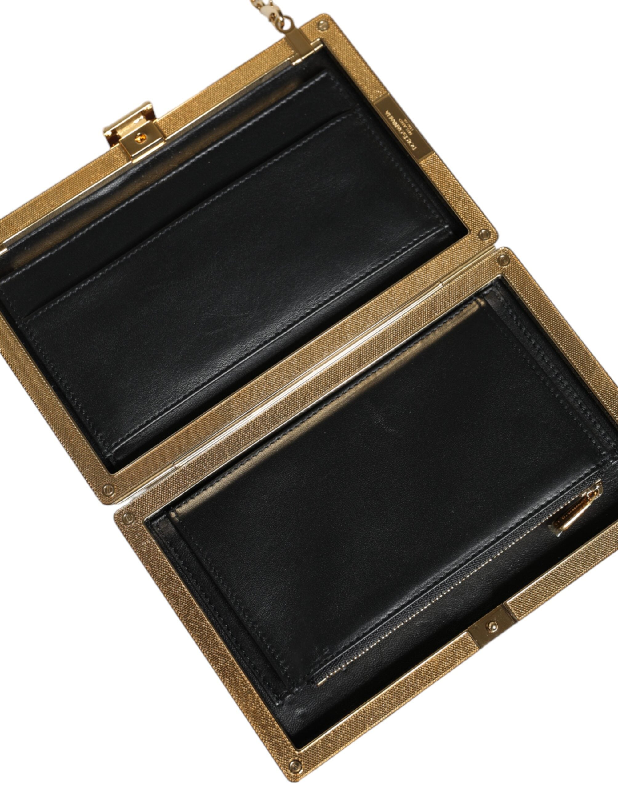 Sac clutch en cuir bordeaux Dolce & Gabbana pour soir, avec bandoulière élégante et détails sophistiqués.