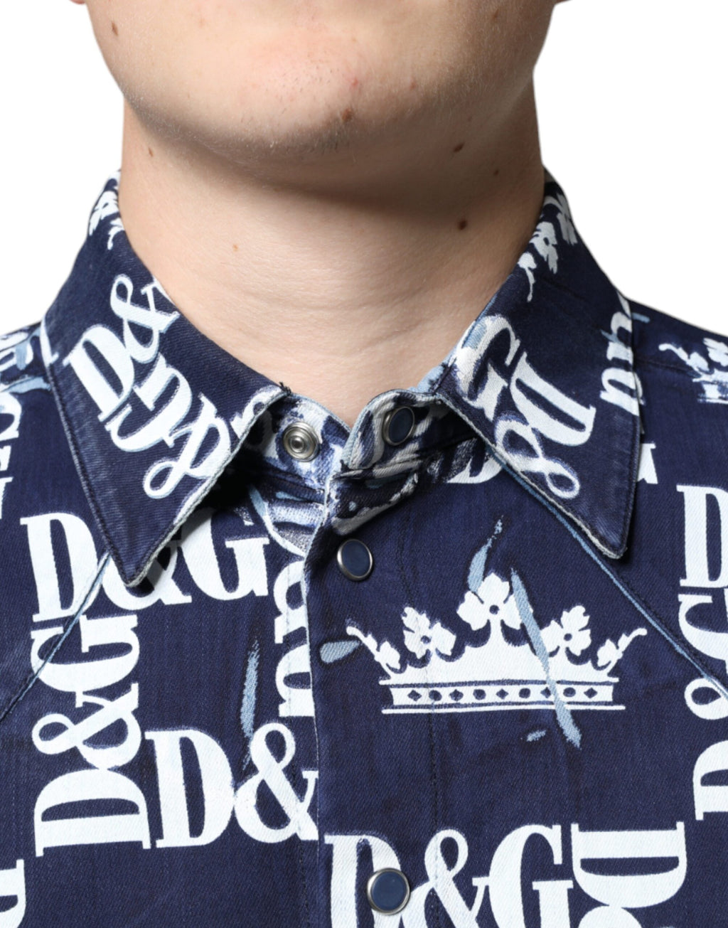 Chemise slim en coton Dolce & Gabbana avec logo couronne bleu, motif imprimé et col classique visible sur l’image.