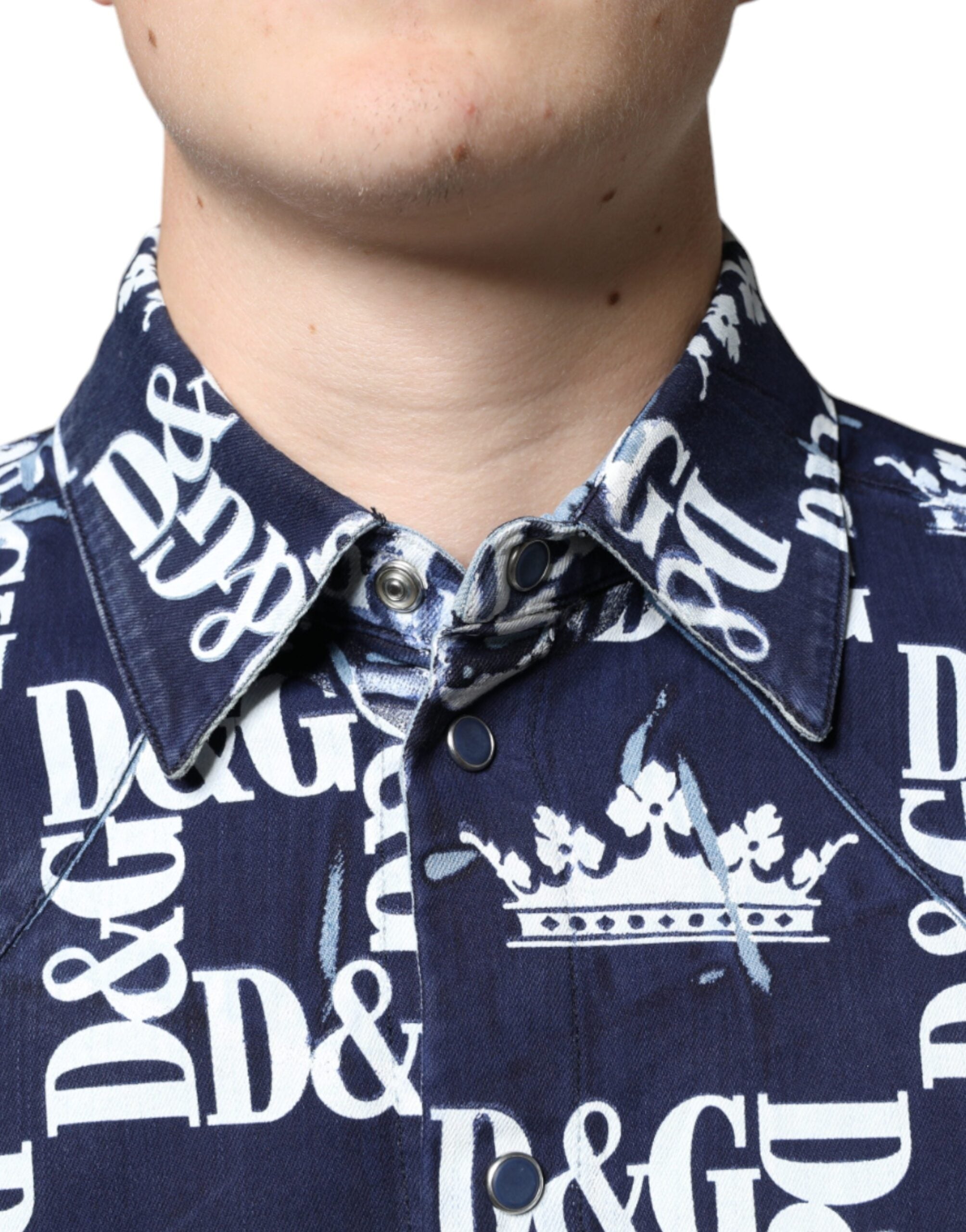 Chemise slim en coton Dolce & Gabbana avec logo couronne bleu, motif imprimé et col classique visible sur l’image.