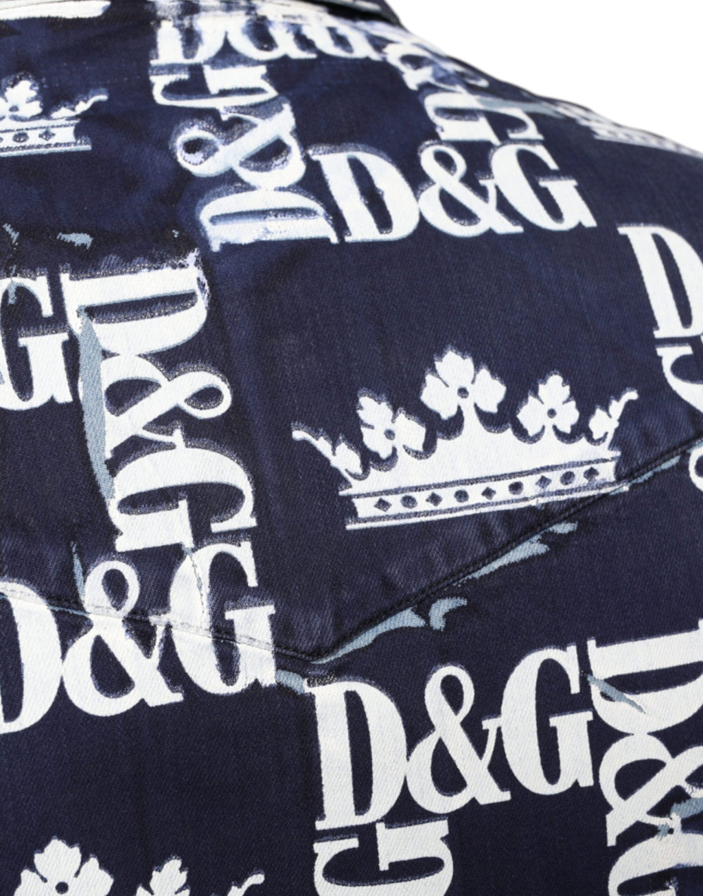 Chemise en coton slim fit Dolce & Gabbana avec logo de couronne bleue, motif imprimé élégant visible sur la chemise.