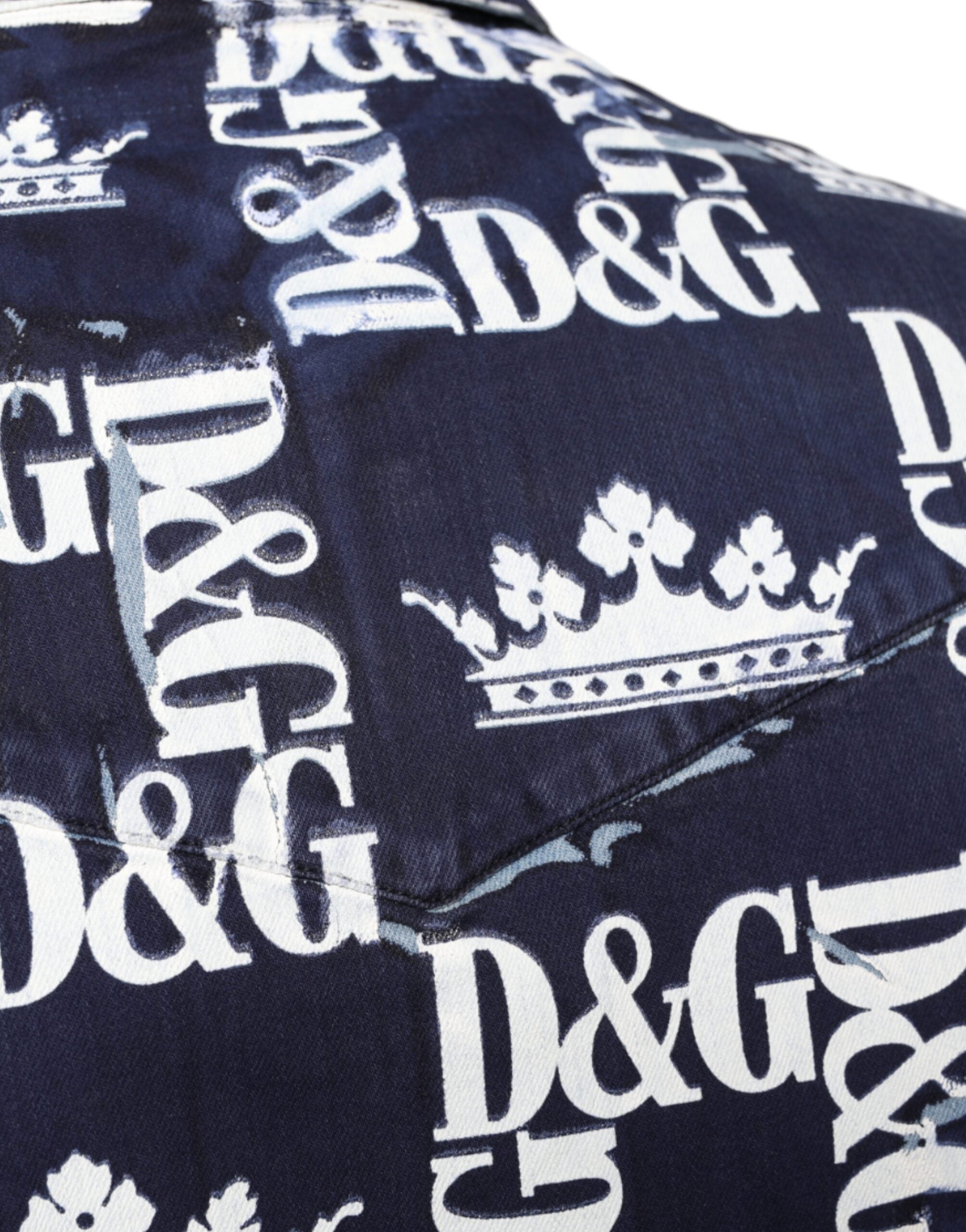 Chemise en coton slim fit Dolce & Gabbana avec logo de couronne bleue, motif imprimé élégant visible sur la chemise.