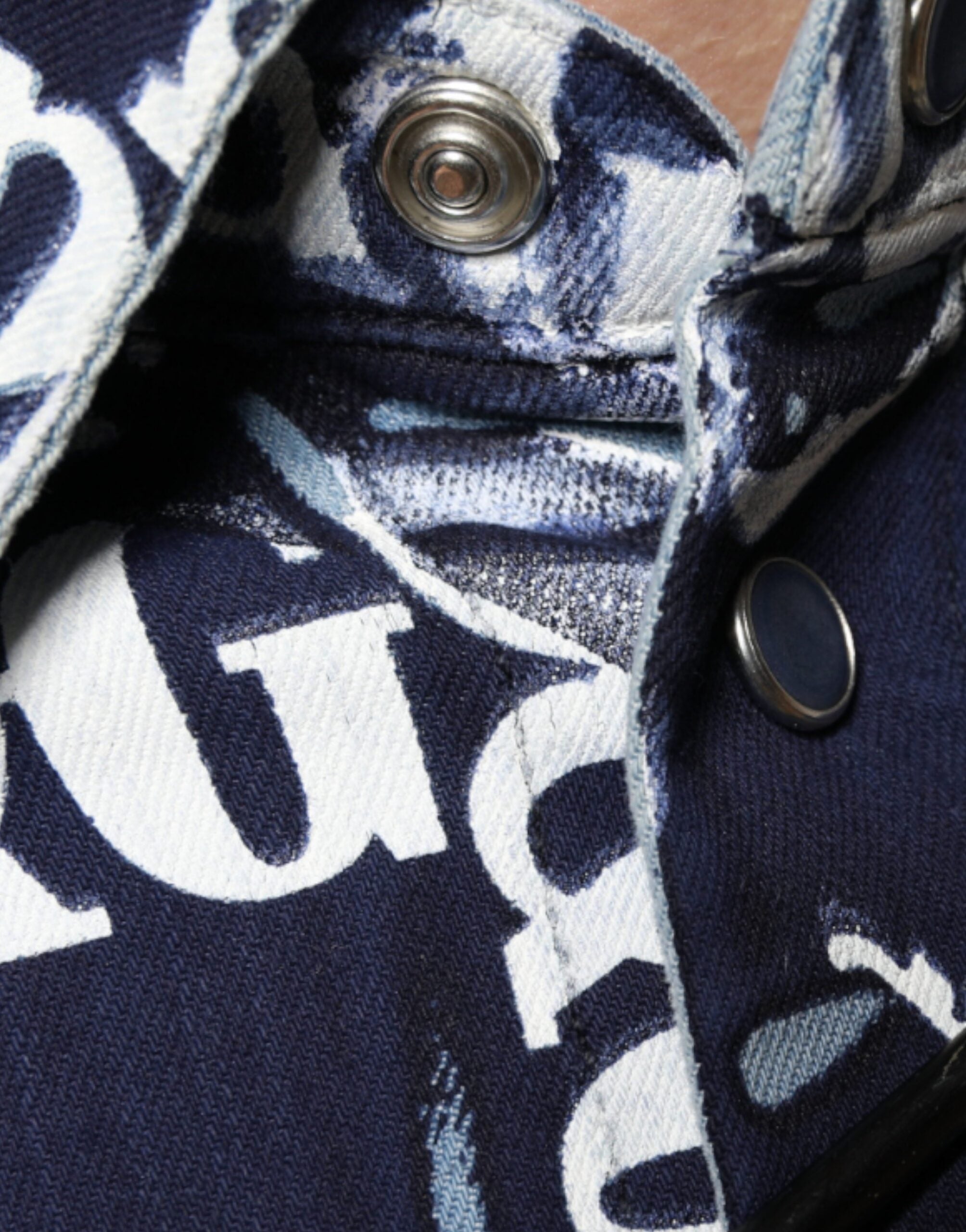 Chemise en coton slim fit Dolce & Gabbana avec logo couronne bleu imprimé, visible en détail dans l'image.