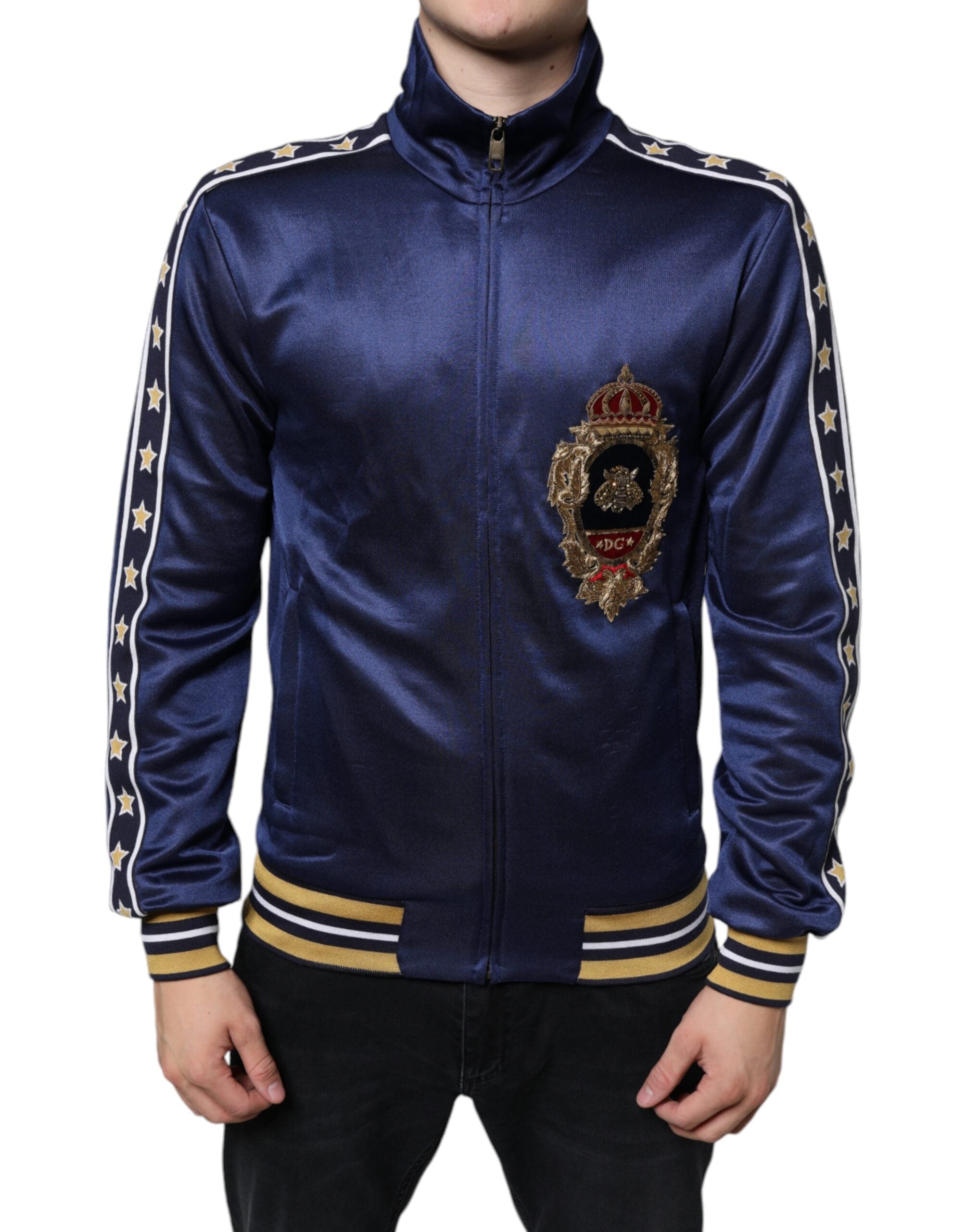 Pull Dolce & Gabbana bleu avec patch héraldique, rayures et abeille King Bee, détails élégants et motifs distinctifs.