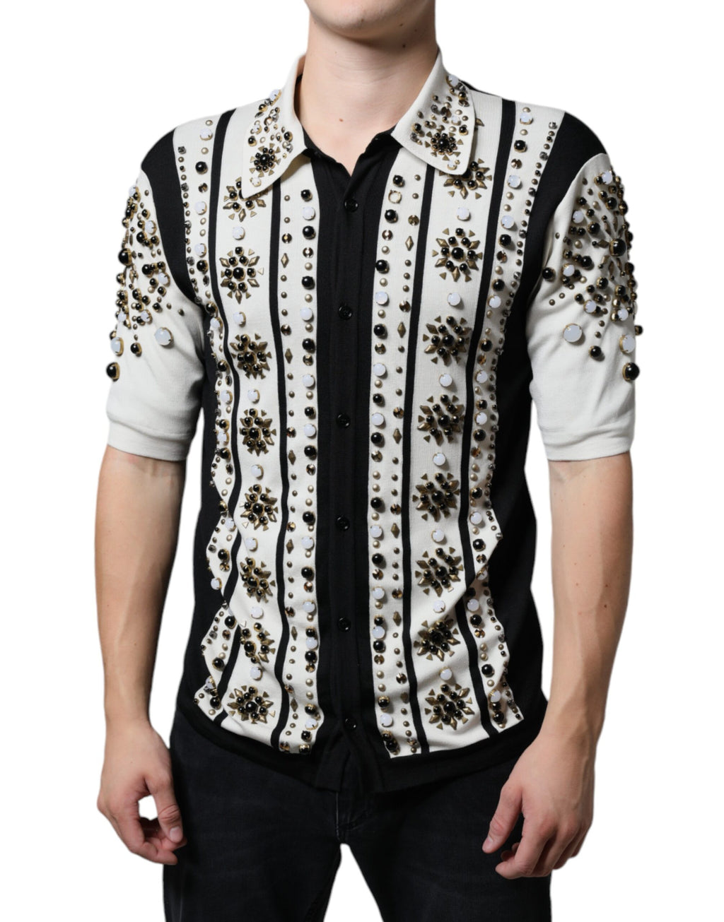 Chemise en soie blanche et noire Dolce & Gabbana avec studs, pierres et cristaux, style élégant et sophistiqué.