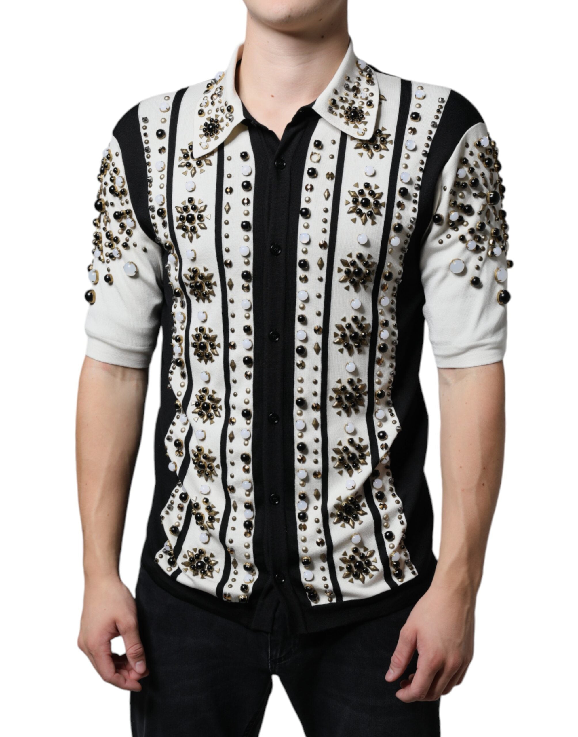 Chemise en soie blanche et noire Dolce & Gabbana avec studs, pierres et cristaux, style élégant et sophistiqué.
