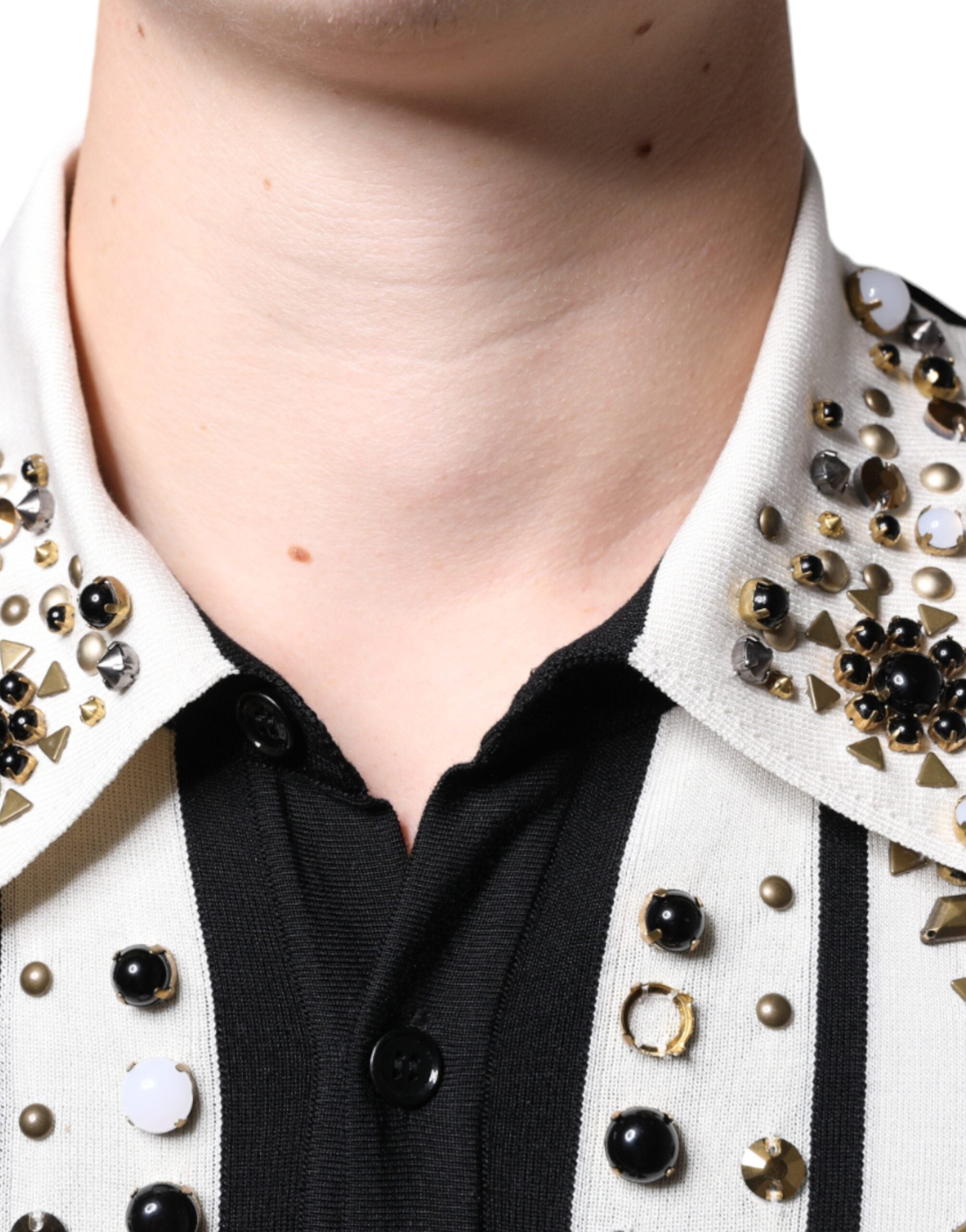 Chemise en soie blanche et noire Dolce & Gabbana avec studs, pierres et cristaux, élégante et sophistiquée.