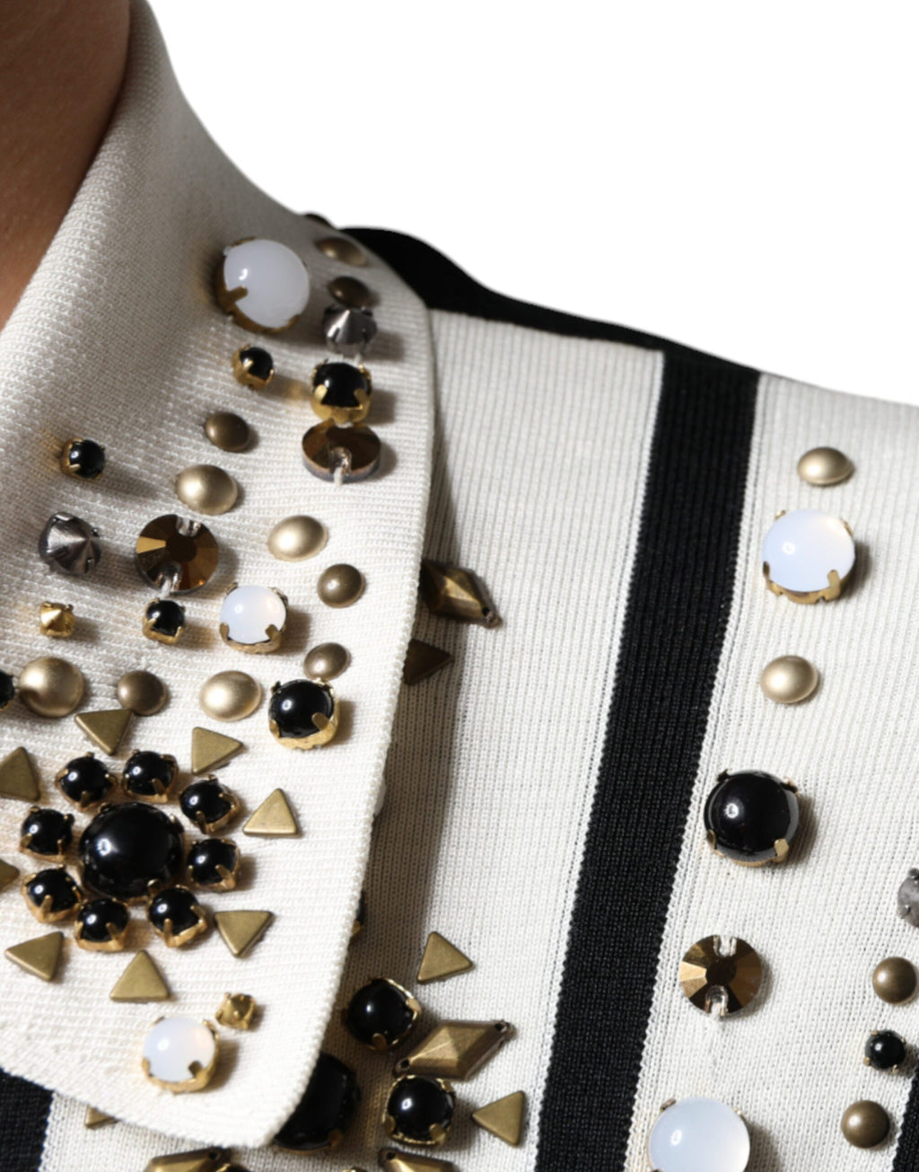Chemise en soie blanche et noire Dolce & Gabbana avec studs, pierres et cristaux, élégante et sophistiquée.
