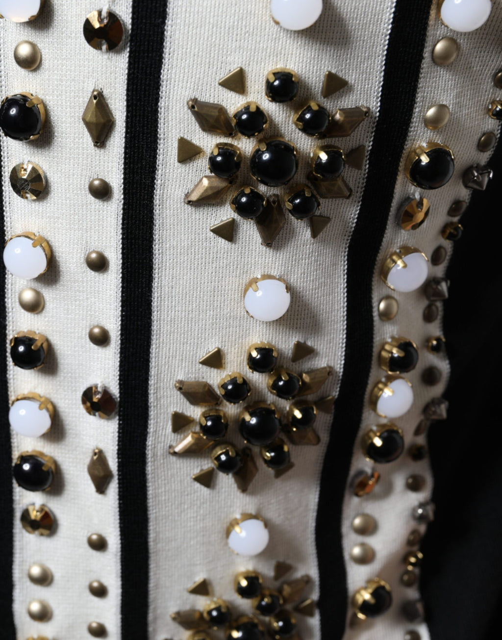 Chemise en soie blanche et noire Dolce & Gabbana avec studs, pierres et cristaux, élégante et sophistiquée.
