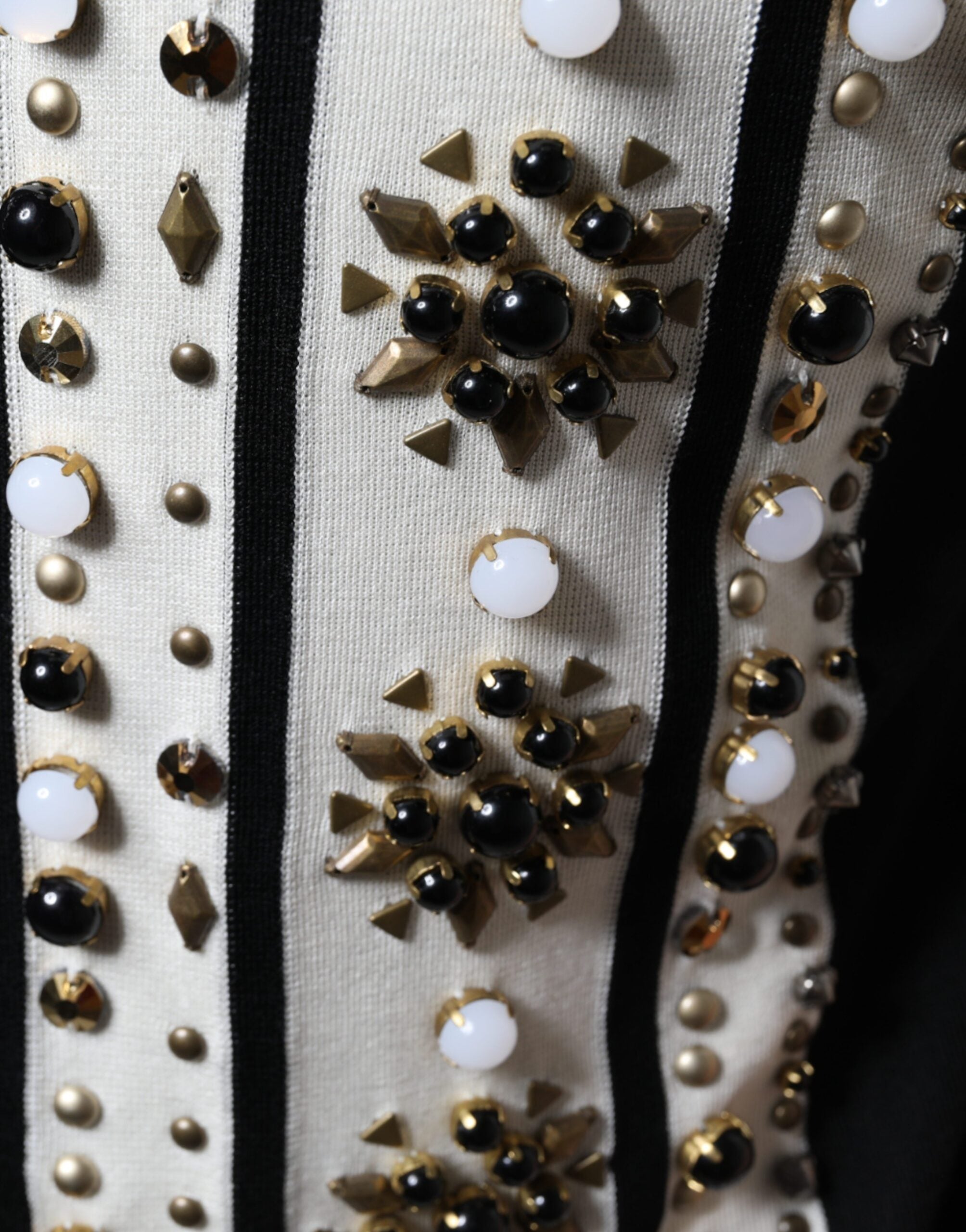 Chemise en soie blanche et noire Dolce & Gabbana avec studs, pierres et cristaux, élégante et sophistiquée.