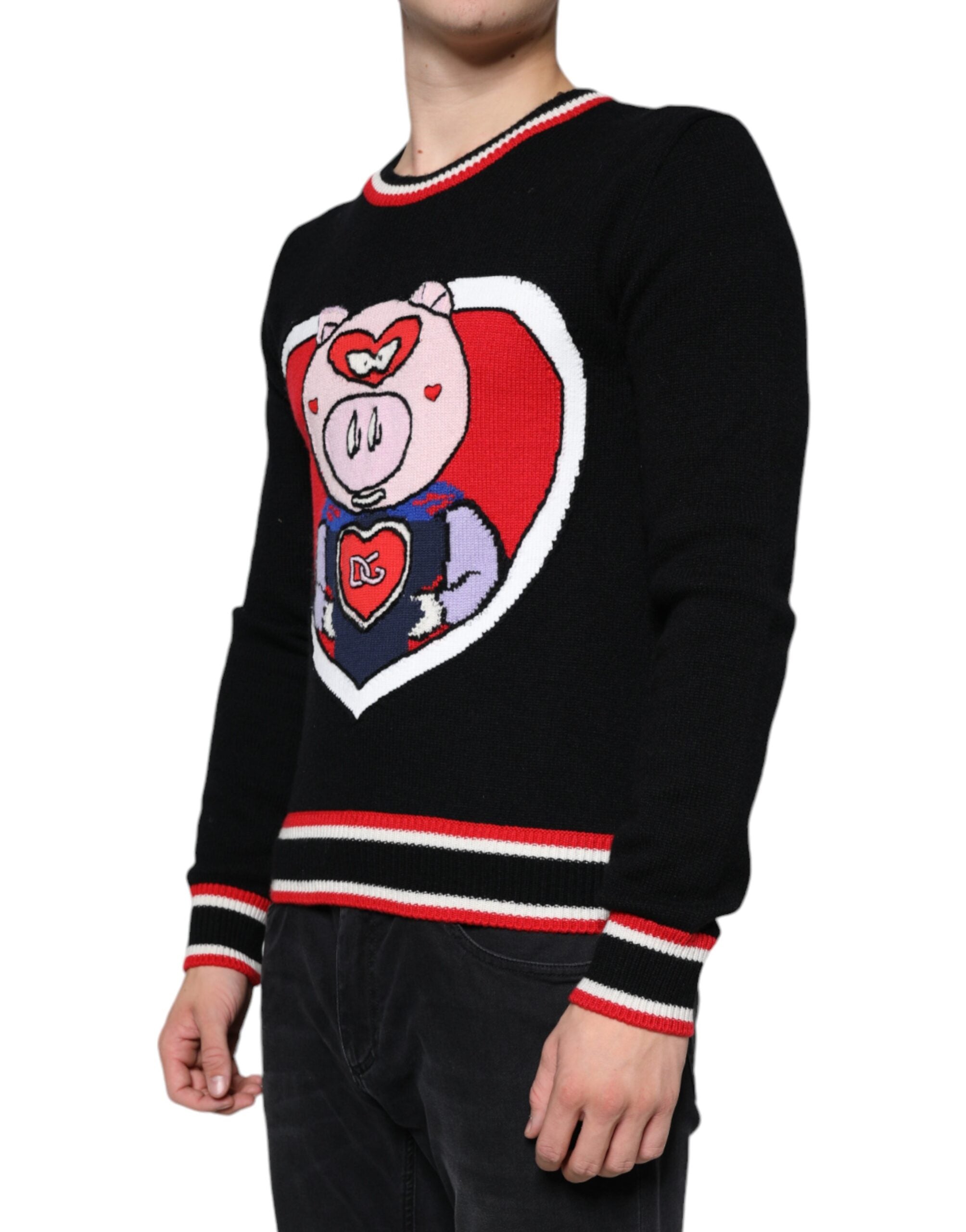 Pull Dolce & Gabbana en cachemire noir avec un motif de cochon de l'année, doux et élégant, visible sur le devant.
