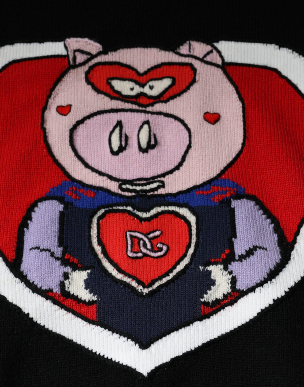 Pull Dolce & Gabbana en cachemire noir avec motif de cochon de l'année, doux et élégant, porté sur un mannequin.