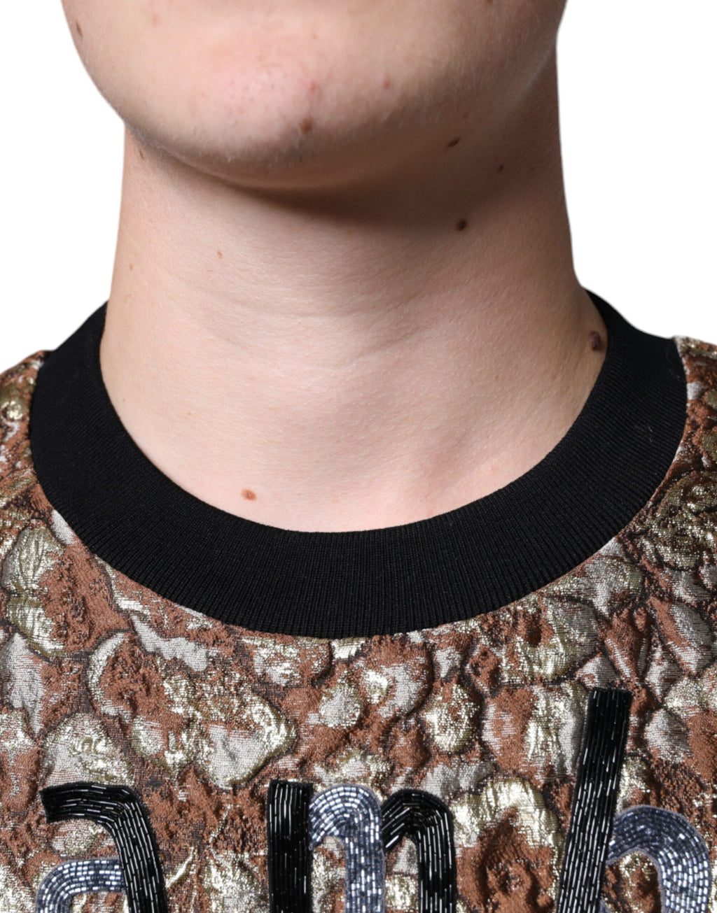Pull à col rond Dolce & Gabbana en jacquard marron avec motif ananas Mambo, élégant et confortable.