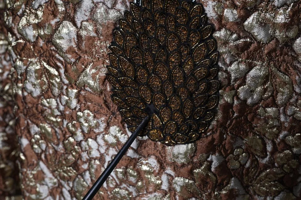 Pull Dolce & Gabbana en jacquard marron Mambo Pineapple, style élégant avec motif tropical, porté sur un mannequin.