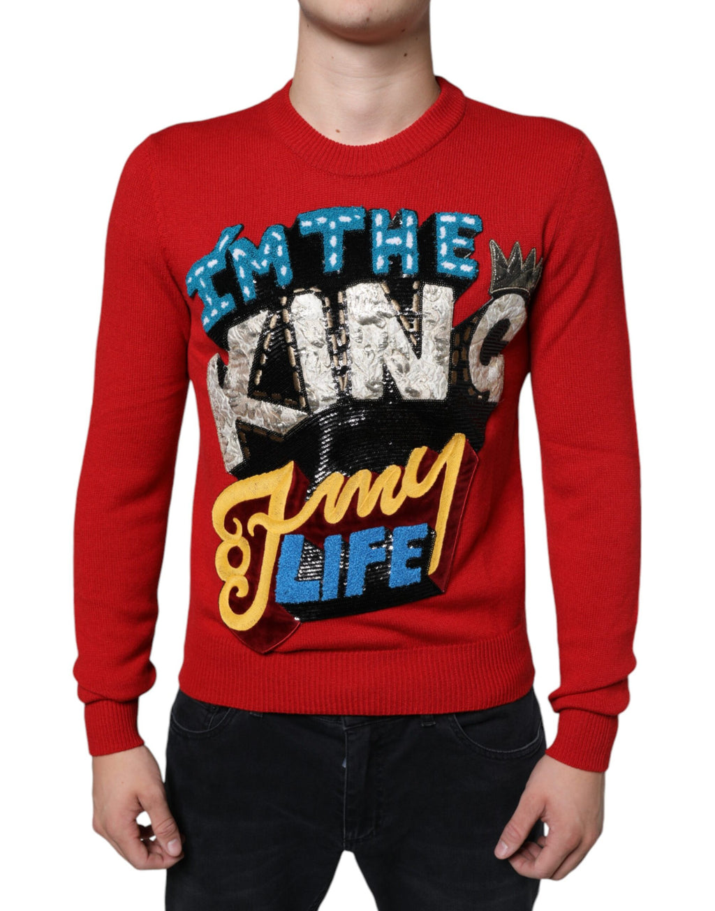 Sweatshirt en laine rouge Dolce & Gabbana "I'm The King" à col rond, visible en détail dans cette image.
