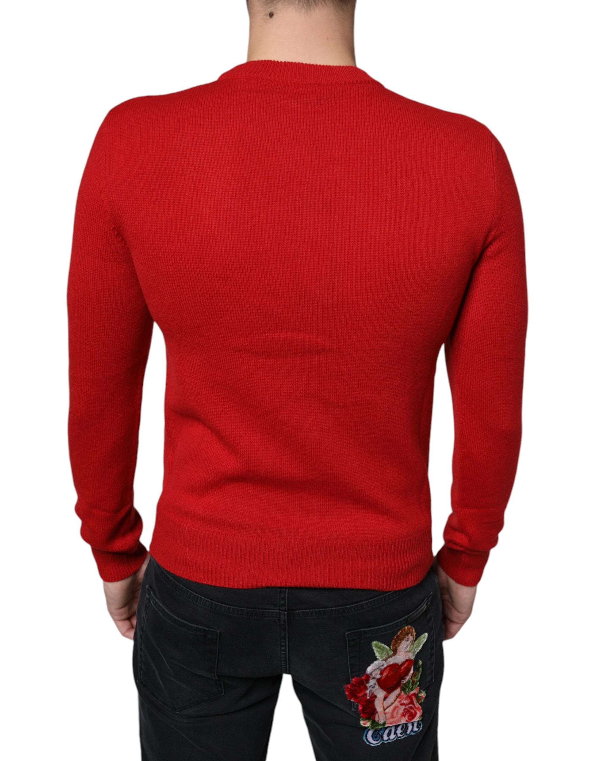 Sweat-shirt en laine rouge Dolce & Gabbana "I'm The King" à col rond, porté sur un mannequin.