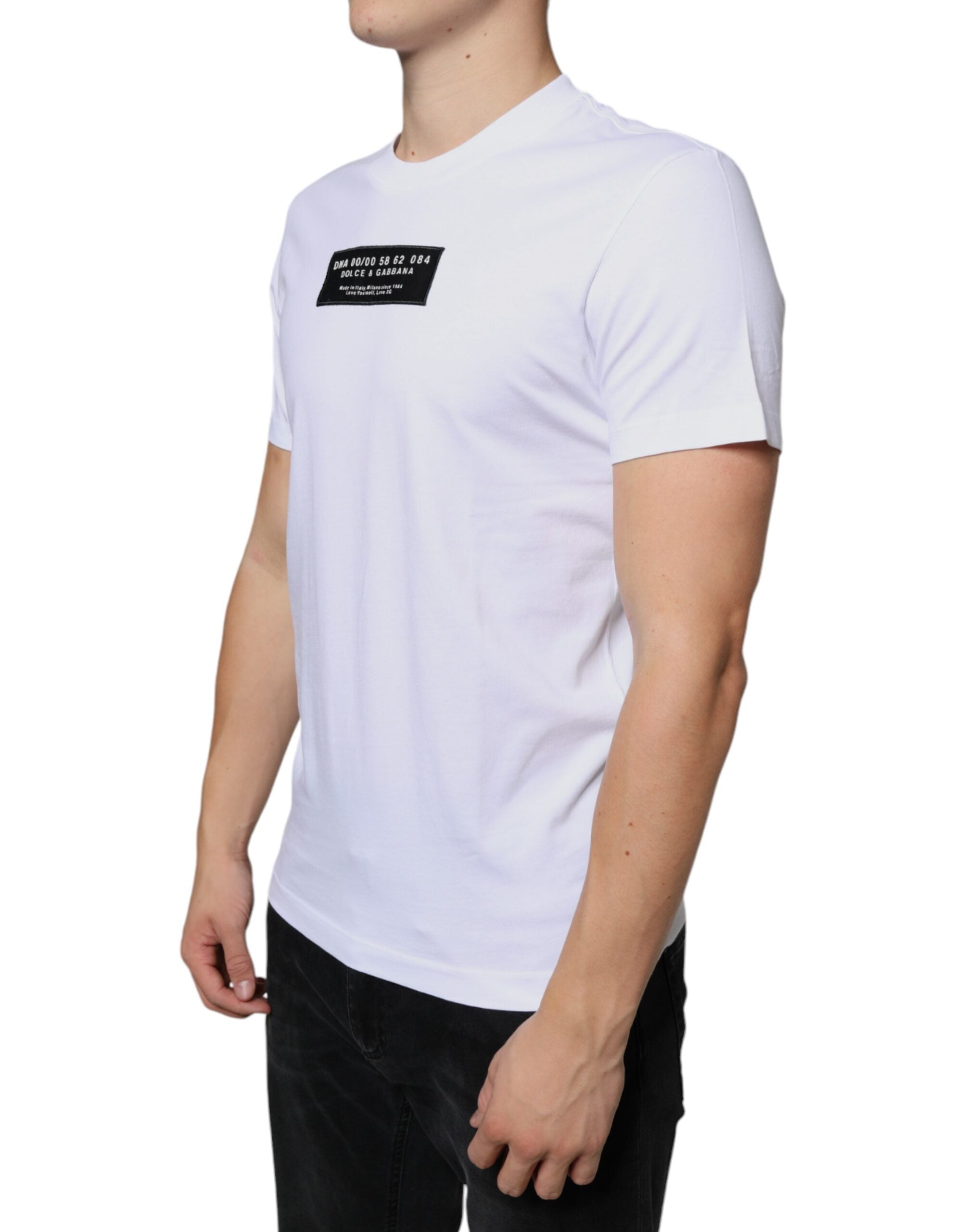 T-shirt casual blanc en coton Dolce & Gabbana avec application DG, vue de devant avec logo visible.