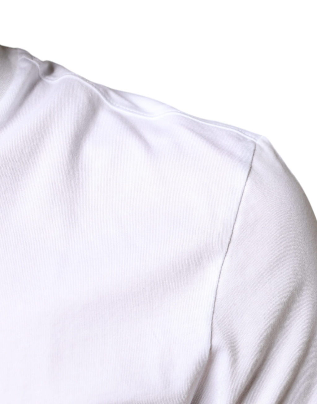 T-shirt décontracté en coton blanc Dolce & Gabbana avec appliqué DG, mode casual élégante et confortable.