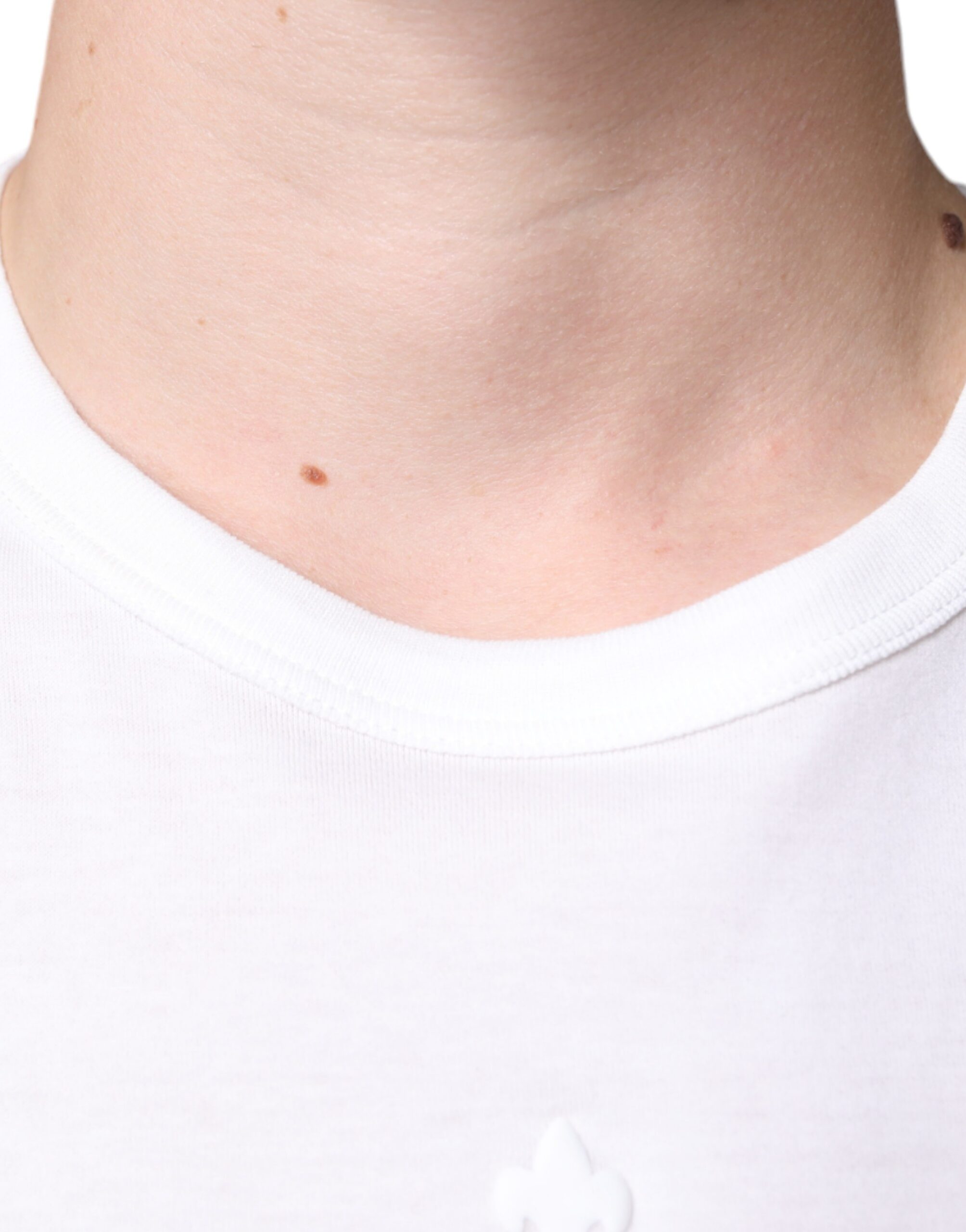 T-shirt blanc en coton Dolce & Gabbana avec logo embossed, col rond, style décontracté et moderne.