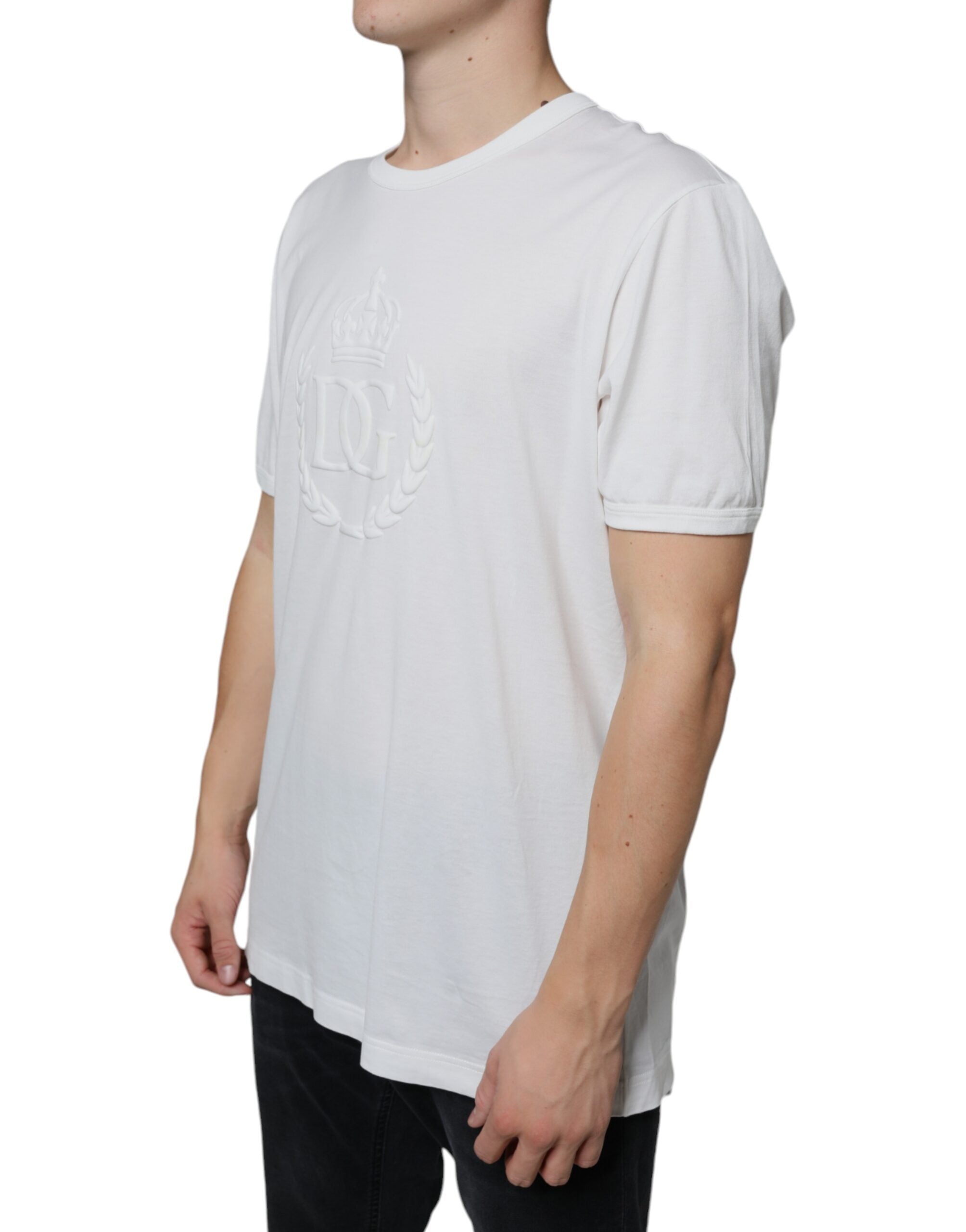 T-shirt blanc en coton Dolce & Gabbana avec logo embossé, col ras du cou, style décontracté et élégant.