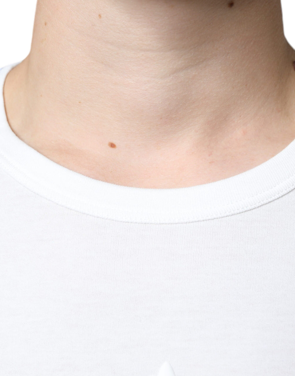 T-shirt blanc Dolce & Gabbana en coton avec logo embossé, col rond et coupe classique.