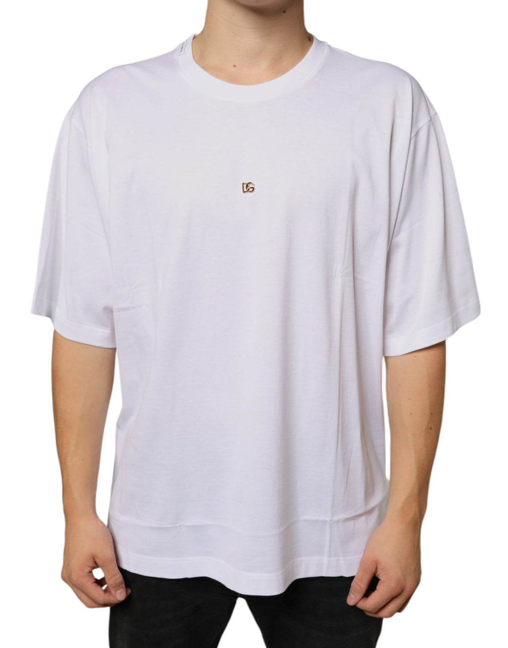 T-shirt blanc en coton Dolce & Gabbana avec logo en métal DG à manches courtes, style élégant et moderne.