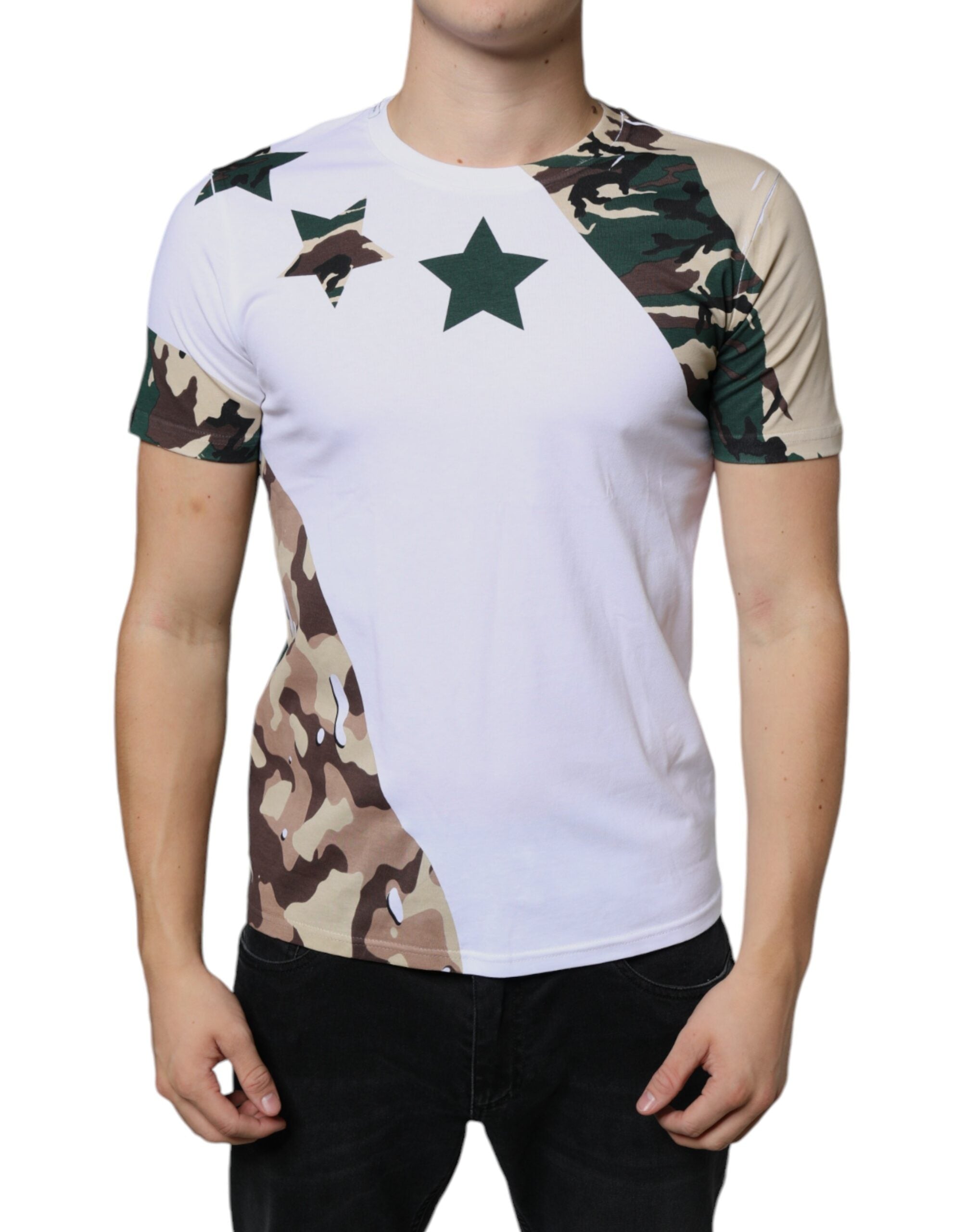 T-shirt blanc Dolce & Gabbana à motifs camouflage et étoiles, col rond, vue de face sur fond blanc.