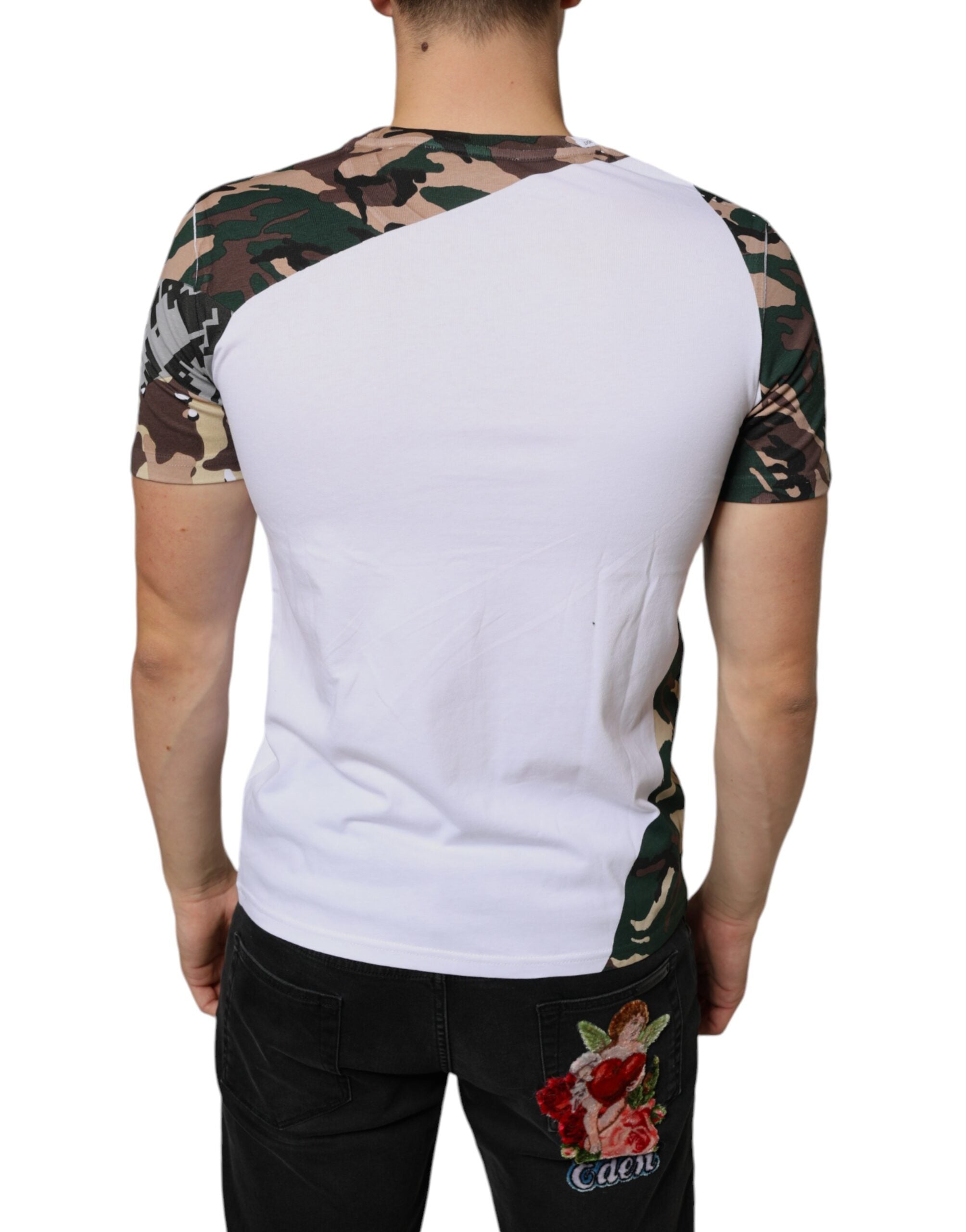 T-shirt blanc Dolce & Gabbana avec motif camouflage étoiles et col rond, vue de face.