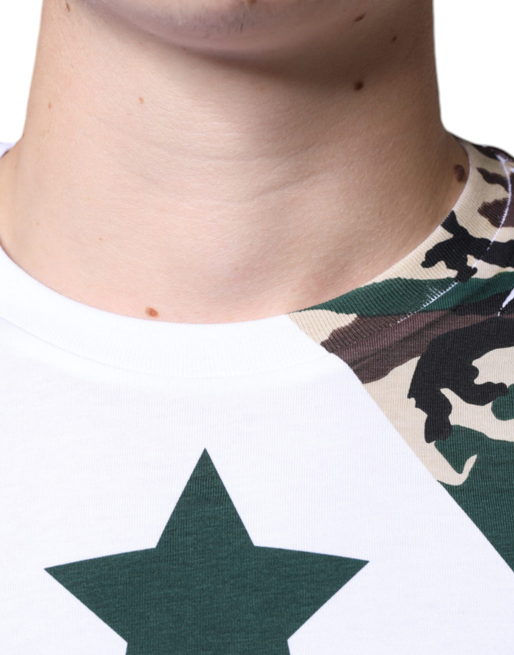 T-shirt blanc Dolce & Gabbana avec motif camouflage étoiles et col rond, vue de face.
