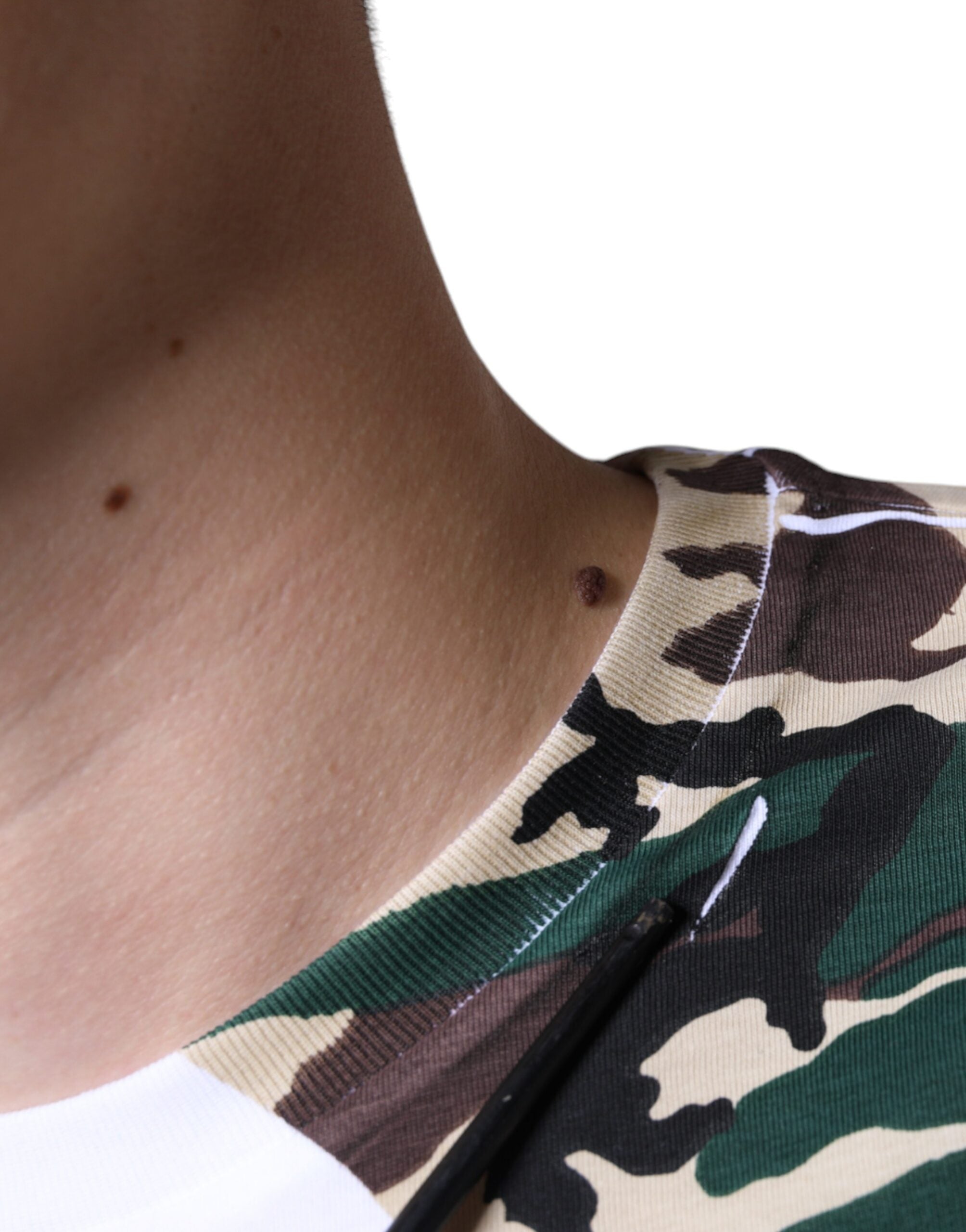 T-shirt blanc à étoiles camouflage Dolce & Gabbana avec col rond, vue de face.
