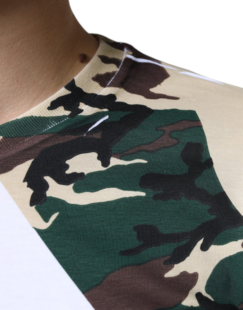 T-shirt blanc Dolce & Gabbana à motif camouflage avec étoiles, col rond, vue de face.