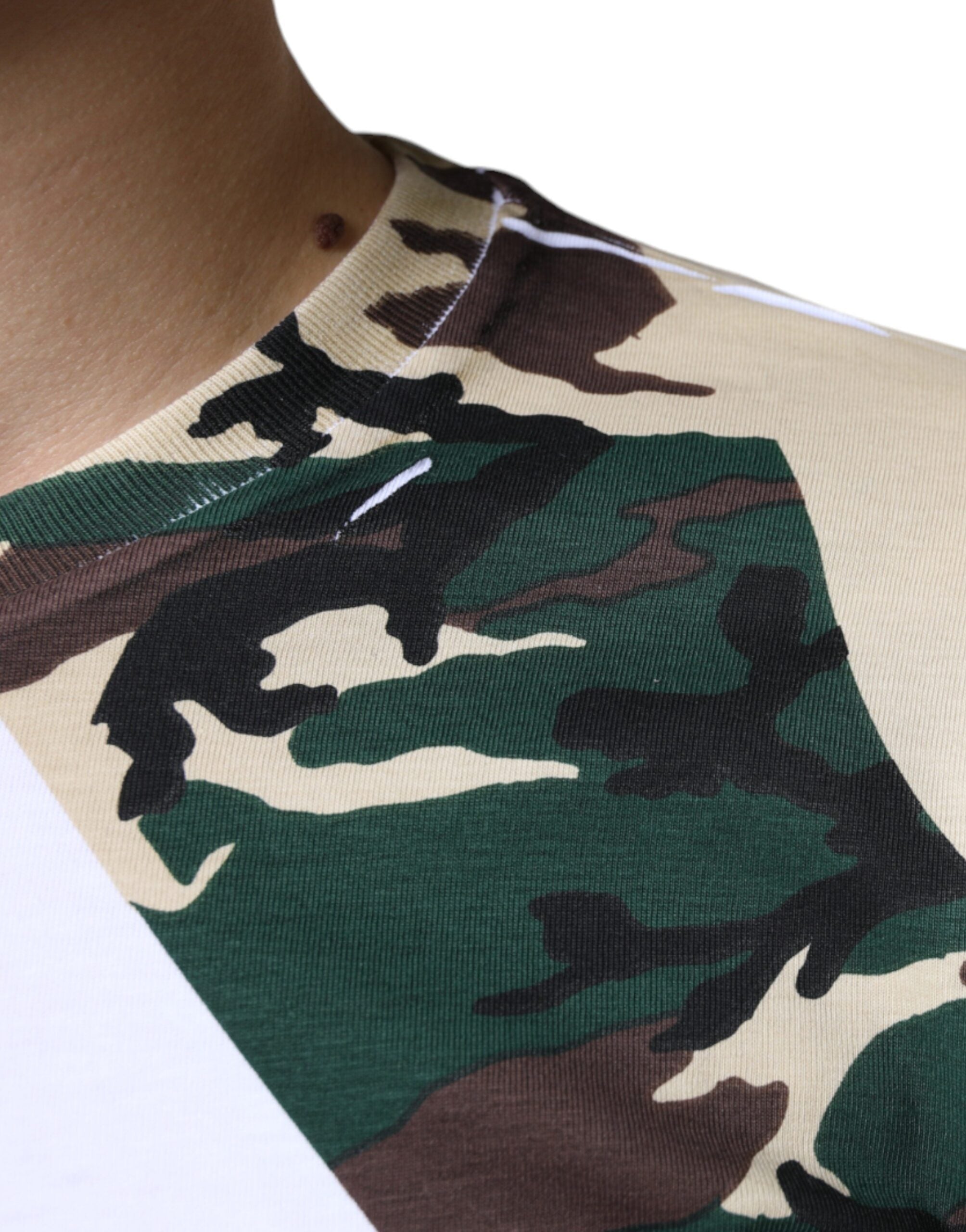 T-shirt blanc Dolce & Gabbana à motif camouflage avec étoiles, col rond, vue de face.