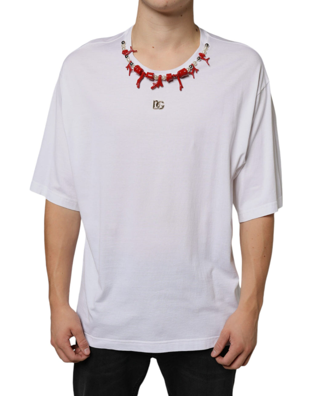 T-shirt blanc en coton Dolce & Gabbana avec col orné de bijoux, style élégant et moderne.