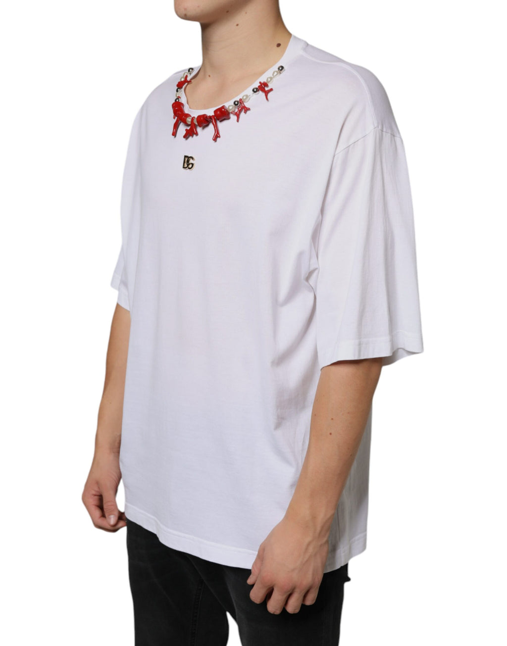 T-shirt blanc en coton Dolce & Gabbana avec col orné de bijoux, mode élégante et casual pour femmes.