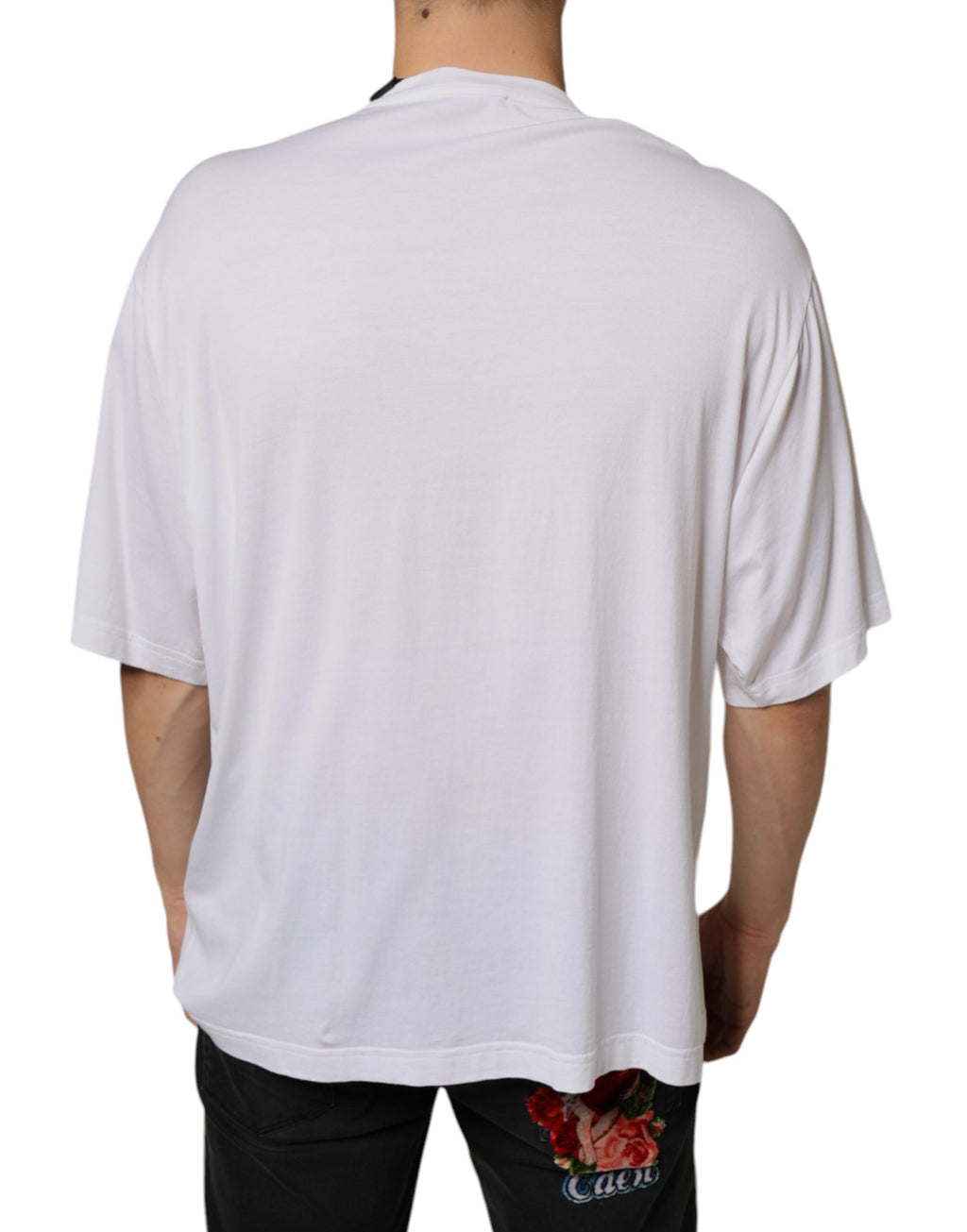 T-shirt blanc en coton Dolce & Gabbana avec collier orné de détails élégants, vue de face.